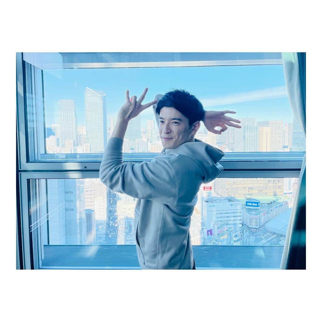 篠原光のインスタグラム：「. 最近ハマってるボカロ曲のやつ  #徳島さんに #MVの絵を分析してもらい #肘の角度や #指の形を再現しようとした #しかし #体が硬くてなんか腕がうまく回らなかった  #グッバイ宣言 #引きこもり絶対ジャスティス #chinozo」