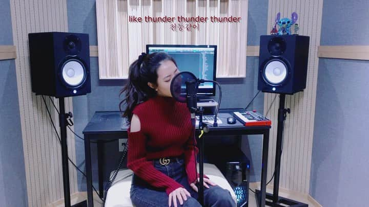 ダへ のインスタグラム：「안녕하세요 다혜입니당 😘 오늘은 #JessieJ 의 #Thunder 를  들고 왔습니다!  저에게 Thunder같은 존재는  여러분들이에요 ☺️힣 다음 브이로그는 이번주 토요일에 업로드 예정이니 많이 많이 봐주시고  구독 좋아요 부탁드려요 ~🥰프로필과 스토리에서 링크를 클릭!!!!!!!! 풀버전보러 지금 바로 천둥처럼 날아가기 시전!!!!!!!😂 #다혜가다했다 #jessiejcover#다혜#다혜커버#다혜cover」