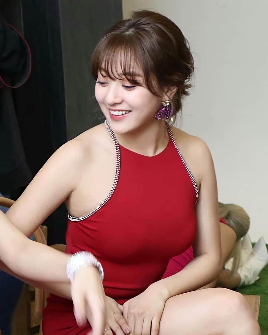 ジヒョさんのインスタグラム写真 - (ジヒョInstagram)「♡ jihyo in this red dress.... a lot to think about ⠀ —」2月24日 19時40分 - jypjihyo