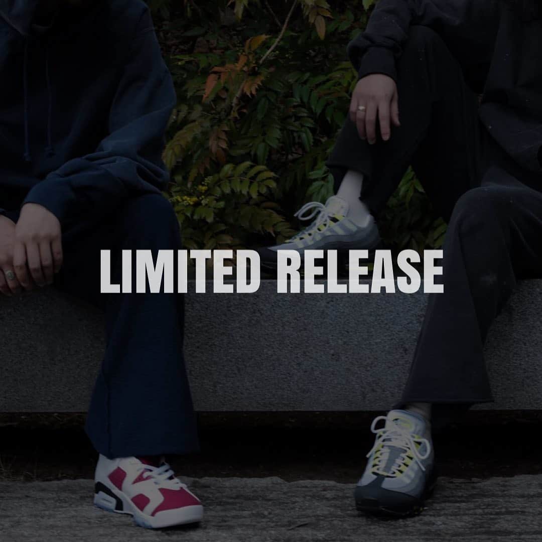 beams_harajuku_officialのインスタグラム：「…  90年代の空気感を色濃く残し、独自のフィルターを通して体現していくブランド<BOW WOW>に別注したスウェットのセットアップを2月26日(金)より「ビームス 原宿」にて発売します。 今回製作したスウェットセットアップは、昨今様々なモデルが復刻され話題になっている90sスニーカーを際立たせるコーディネートを意識したデザインに仕上げました。 最もスウェットのヤレや加工感にアート性を感じる60sのムードは手作業によって表現。パンツはリバーシブル仕様で気分によって表情を変えるコトができるのも嬉しいポイントです。  #bowwow #limitedrelease #21SS #beams #ビームス #harajuku_beams #HARAJUKUSTYLE #mensfashion  #fashion #menswear #wear #style」