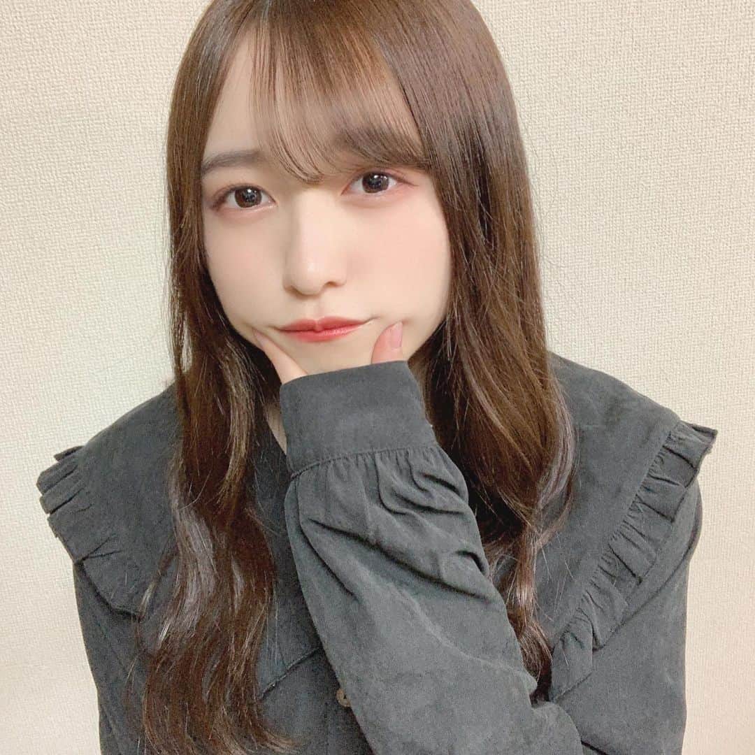 のインスタグラム：「. ちゅ〜襟のフリルめちゃかわ！！！💗 . . . #merryjenny #襟フリル #フリルワンピース #黒ワンピース」
