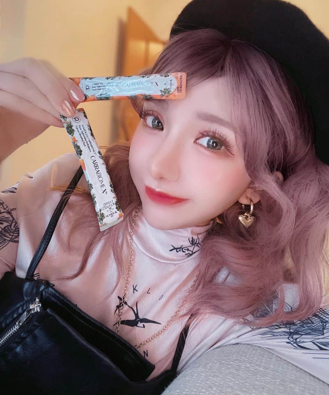 のインスタグラム：「・ 韓国のスキンケアコスメブランド  @sunduk_jeju  @@sundukjeju_jp  さんから  バブルパッククレンジングとスリーピングパックを頂いたので、さっそく使ってみたよん🥰  🧡オレンジのは クレイから泡に変わる、漢方成分のキャロットを使用してるディープクレンジング  毛穴縮小や花粉、PM2.5などの微細粒子の洗浄効果もあるらしくて、洗顔を楽しみつつ、水分、栄養補給もできる🛁  💚ミントのは 鎮静効果があるスリーピングパック💤  スキンケアの最後に塗ってそのまま寝れば  睡眠中に肌に栄養補給、顔の赤み改善、皮脂を抑える、肌バリア強化効果など😎  低刺激で、敏感肌でも安心で使えるから好き✨  韓国コスメ好きな人ぜひチェックしてみてね✨  #Sundukeju#carerabiomex#サンダックチェジュ #キャラバイオームエックス#ピョンウソク#キャロットバブルパック#毛穴ケア#韓国スキンケア#Sundukejujapan#コスメ#コスメレビュー#ツヤ肌#韓国コスメ#韓国コスメレビュー#スキンケア #美肌ケア#水光肌#保湿ケア#低刺激 #基礎化粧品 #保湿 #垢抜け」
