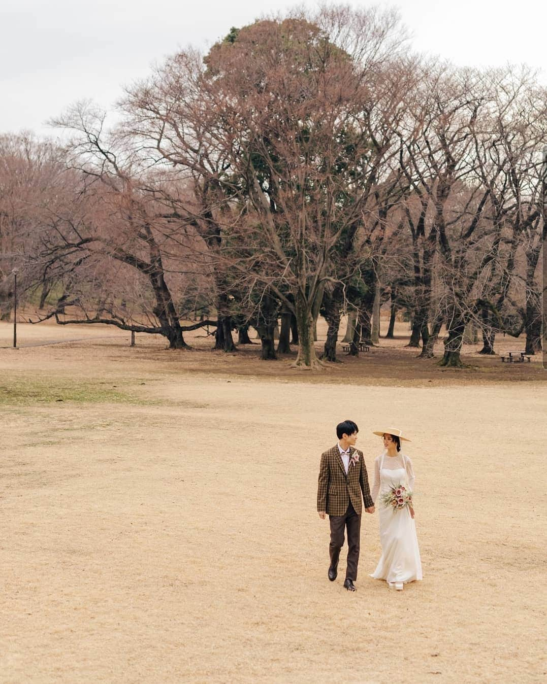 Cli'O mariageクリオマリアージュさんのインスタグラム写真 - (Cli'O mariageクリオマリアージュInstagram)「美しきスタジオ撮影と外ロケの組合せ、トラントプラン🌿 . ドレス、和装、そして外ロケと組み合わせも豊富なんですよ🕊️ . ★３/19までにフォトウエディングのご成約いただくと、お祝い金プレゼント中です★ https://www.cliomariage.com/?p=2622 . 地球を感じる【海フォト】【河岸フォト】 箱根リトリートでの【宿泊フォト】 お気軽にLINEでも御問い合わせ可能です🥀 二人の思い出のワンシーンのお手伝い、いつか観た映画のワンシーンの様なフォトウエディング🕊️ 箱根リトリートでの【家族婚】も可能になりました✨ . ★スタジオ 投稿ドレス #annnakara 投稿タキシード #MAISONKITSUNE @canal_cord3 @cinq_cord3 ★外ロケ 投稿ドレス #otaduy 投稿タキシード #BANDOFOUTSIDERS ※帽子 #ca4la @canal_cord3 @cinq_cord3  . ★リアルなクリオマリアージュブライズをご紹介しております⏬  @cliomariage_brides ★パーティーや花嫁アクセサリーのご購入検討中の方はこちらをご覧ください⏬ @cliomariage.shop . The request of photo wedding is also possible. Please make an appointment. ↓↓↓ ☏+81-3-3770-9722 ✉info@cliomariage.com 1-16-16-5F Dogenzaka,Sibuya,Tokyo #cliomariage #photowedding #クリオマリアージュ #フォトウエディング #ウエディングフォト #ウエディングドレス #ドレス試着 #結婚準備 #ドレス探し  #海外挙式 #前撮り #後撮り  #レストランウエディング #プレ花嫁 #卒花嫁  #高身長花嫁 #家族婚  #2021夏婚　#2021春婚 #ナチュラルウエディング #アンナカラ  #家族挙式 #スレンダードレス #weddingdress #軽井沢挙式」2月24日 19時44分 - cliomariage