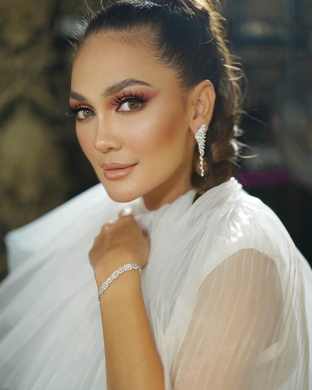 ルナ・マヤのインスタグラム：「Falling in love ❤️ with my Diamond Jewellery from the one and only @tresorluxuries   Tag your friends who love diamonds. 💎」