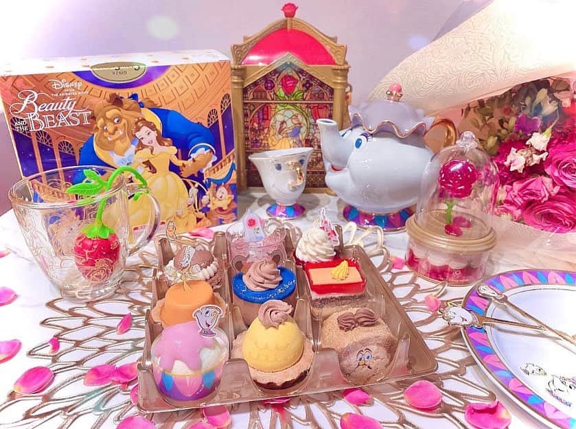 のインスタグラム：「. コージーコーナーの 美女と野獣ケーキ🍰💛💙 . 可愛すぎませんかっっ . 2/15〜店頭販売が始まったので やっとやっとやっと 受け取りに行けた〜🥲🤎 . ネットが3月上旬、店頭販売が3/21までです✨ . 可愛い上にお味もどれも最高👏 このプチケーキシリーズ 他のプリンセスでも出てほしい〜🏰💕 . . #tdl #tdr #tokyodisneyland #tokyodisneyresort #beautyandthebeast #disneyprincess #disneyfood #disneygram #東京ディズニーランド #東京ディズニーリゾート #美女と野獣 #ポット夫人 #ディズニーグッズ #ディズニーフード #ディズニー写真部 #ディズニープリンセス #新エリア #おうち時間 #おうちカフェ #カフェスタグラム #夢の国 #夢が叶う場所 #夢と魔法の国 #おしゃれさんと繋がりたい #おうちかふぇ #コージーコーナー #置き画 #置き画くら部 #置き画倶楽部 #ディズニー」