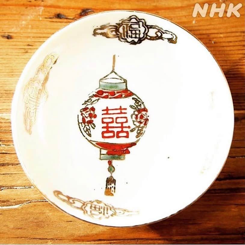 NHK「世界はほしいモノにあふれてる」さんのインスタグラム写真 - (NHK「世界はほしいモノにあふれてる」Instagram)「✨🦐どきどきワクワクの台湾アイテム探し😄✨  どこか懐かしいレトロな町並みが残る 今回の舞台 台湾✨  それは町並みだけではなくて、 ５，６０年前の雑貨にも現れています。　  特に人気なのが 龍蝦（ロンシャア）🦐の柄。 龍蝦とは「大きなエビ」のこと。 縁起物で人気も高いんです。   古いモノは手描きのため一つ一つ雰囲気が違って楽しい。 どこかユニークであったかい。 台湾の人たちの人柄もうかがえます。   スタジオにも登場して、亮平さんが 好きなエビ柄を選びます。 さあ、どれを選ぶのか！！  JUJUさんが手にするのはダブルハッピー⭐️ もうひとつの漢字柄も隠されてます‥  みなさんは、どちらがお好みですか？ どちらも？  今回の台湾も、どうぞお楽しみに😄   #nhk #22時30分　 #せかほし　 #世界はほしいモノにあふれてる #鈴木亮平 #JUJU  #神尾晋一郎 #sekastagram     #台湾 #台湾好きとつながりたい #台湾グルメ #台湾料理   #雑貨　#豆皿 #海老柄　#喜喜 #縁起物  #れんげも出てくるよ #絵の勢いにご注目  #幸せを願って #旅を続けよう  #せかほしと旅を一緒に」2月24日 19時50分 - nhk_sekahoshi