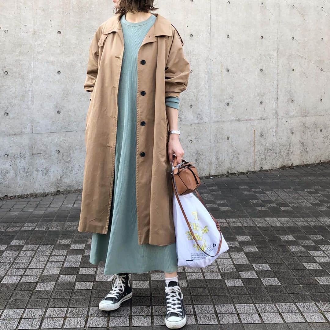 mmk__56のインスタグラム：「2021.2.24 . . 暖かかった日のコーデ☀︎ 最近#ステンカラーコート な気分☺︎ . ワンピース… @milaowen_official  バッグ… @loewe  スニーカー… @converse_jp」