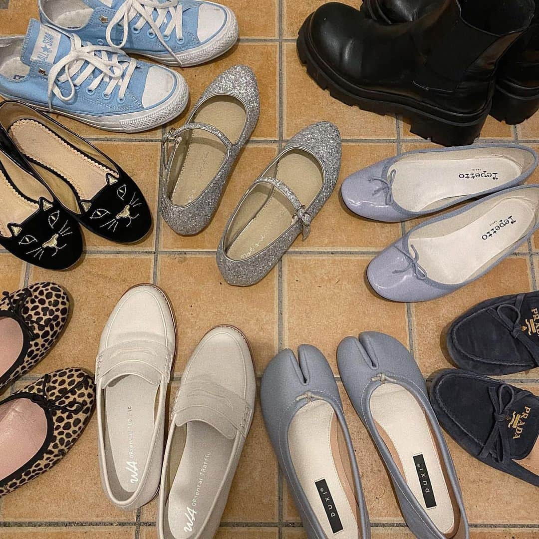 PRESSのインスタグラム：「お気に入りの靴たち👞🥣💨  ローファーは白が可愛くてエナメル黒と2色買いしてめちゃくちゃ履いてる🎾  Charlotte olympiaの猫バレエはほんとに買ってよかった〜🐈ラメラメは色違い笑  ㅤㅤㅤ  Special thanks ❤︎﻿ @sen.jp____   ————————————————— ㅤ﻿ ﻿ お気に入りの写真に @press.inc ﻿ タグ🏷して投稿してください♡﻿ あなたのアカウントをご紹介致します! ㅤ﻿ ㅤ﻿ —————————————————  #myroom #charlotteolympia #repetto #converse #prada #zara #バレエシューズ #ローファー #ショートブーツ #コンバース #お気に入り #靴 #水色 #paleblue #春靴 #instagood」