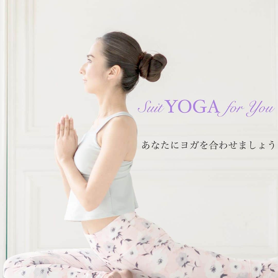 芥川舞子のインスタグラム：「ヨガが大好きで、めでたくインストラクターになれたけれど、新しいレッスンを提供するためにたくさん知識を学んでセリフを覚えて練習して...  それにより時間がなくなって、以前よりも自分のためのヨガができなくなってしまった。。。   そんな経験をしていませんか？   紛れもなく、私自身がそうでした。  レッスンの依頼が増えるのに比例して、自分のヨガは減る...そんなことが続くうちに、次第に疲れてヨガに携わるのが楽しく感じられなくなってしまった時がありました。   そんな時「私はヨガが本当は好きじゃないのかな..」と、自分自身を疑う気持ちさえも芽生えてきてしまっていました。   そんな自分自身を立て直せた唯一の方法があります。   それは、「自分のためのヨガ」をすることでした。   その頃、長らく自分のためのヨガを実践し続ける先生からその方法を学ぶことにより、私は忙しい生活のままでもヨガを練習する習慣が始まり、身に付けることができたのです。   その時、私は思いました。  「私はやっぱりヨガが大好きなんだ」と。   インストラクターになった方々は皆、それ相応の勉強をしてきているので知識は十分にあるかと思います。   ですが、その知識は自分の人生においてヨガを実践するための知識とは全く異なるものなのです。   今回のワークショップでは、これまで学んだような内容ではなく、全く新しい「自分でヨガをする」ための学びとなります。   もしも今、ヨガという好きなことに触れながらも少し疲れを感じていたり、疑問が生じていたり、モヤモヤしていたりするようならば、ぜひその気持ちに正直になって一歩踏み出してみてください。   ヨガに必要なのは、柔軟性や体力や継続力や忍耐力や強い意志や豊富な経験や知識や自信や地位や権威ではありません。   ヨガにたったひとつ必要なのは「自分のためにヨガしたい」という、ほんの小さな気持ちが芽生えたのを信じてあげることです。   -------  ○○完全オンラインワークショップ○○ 「ヨガインストラクターのための自分に捧げるヨガ」  <日時> 2/28(日)10:30〜11:40  <内容>  ・ヨガの歴史と現代ヨガの背景  ・自分に合わせたヨガの実践法  ・10分から始められる毎日のヨガ  ・質疑応答  <詳細・ご予約> @classmall_official または @maiko.akutagawa  トップページより  ※アーカイブ受講はできませんので、オンタイムでご参加できる方のみとなります。」