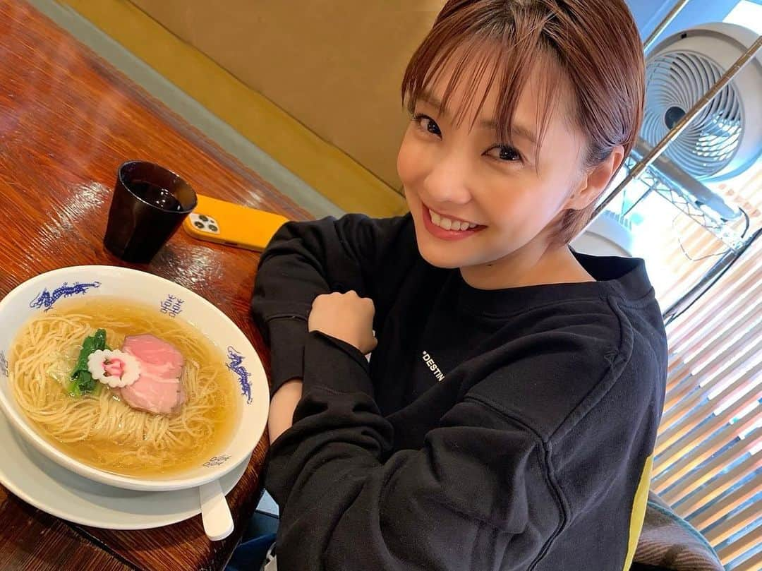 倉科カナさんのインスタグラム写真 - (倉科カナInstagram)「ラーメン大好き倉科さん♡  「キンキキッズのブンブブーン」の番組内で訪れたラーメンがとっても美味しくて！いつかまた食べたいなって思っていたんですが、、念願かなって！ 先日プライベートで伺いました〜^ ^✨ やっぱり、、おいしい♡ ご飯まで食べ切れないかと思ったら、、 こちらも美味しくて、食べれてしまった、、笑 #ラーメン」2月24日 20時02分 - kanakurashina_official