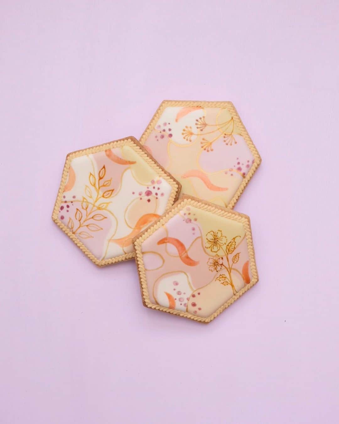 KUNIKAのインスタグラム：「Modern botanical paint cookies.🪴 I used my original painting brushes. This time it will be delivered only within Japan, but I would like to sell it in the UK in the near future.🎨  昨日のインスタライブで作った、モダンボタニカルアートクッキー。 細筆を使ってワンポイントでお花や葉っぱを描き、背景のカーブに沿ってラフな細い線や、太い筆でうねうねの線、ドットを描いたりなどしました🪴 ベースのアイシングを数色のラフなまだら模様にしておくと、よりそれっぽくなります。  使用した筆は3枚目の画像をご確認ください。 描き方のポイントはストーリーに載せています❃ ハイライトにまとめていますので、よろしければご覧下さい。  ❃オリジナルの筆の発売は2月26日(金)21:00〜5日間限定のオンラインショップにて。  次回のインスタライブは明日(25日)の21:00〜です。 ペイント系が続いたので、ちょっと思考を変えた筆の使い方をご紹介したいと思います🌼  #artofkunika」