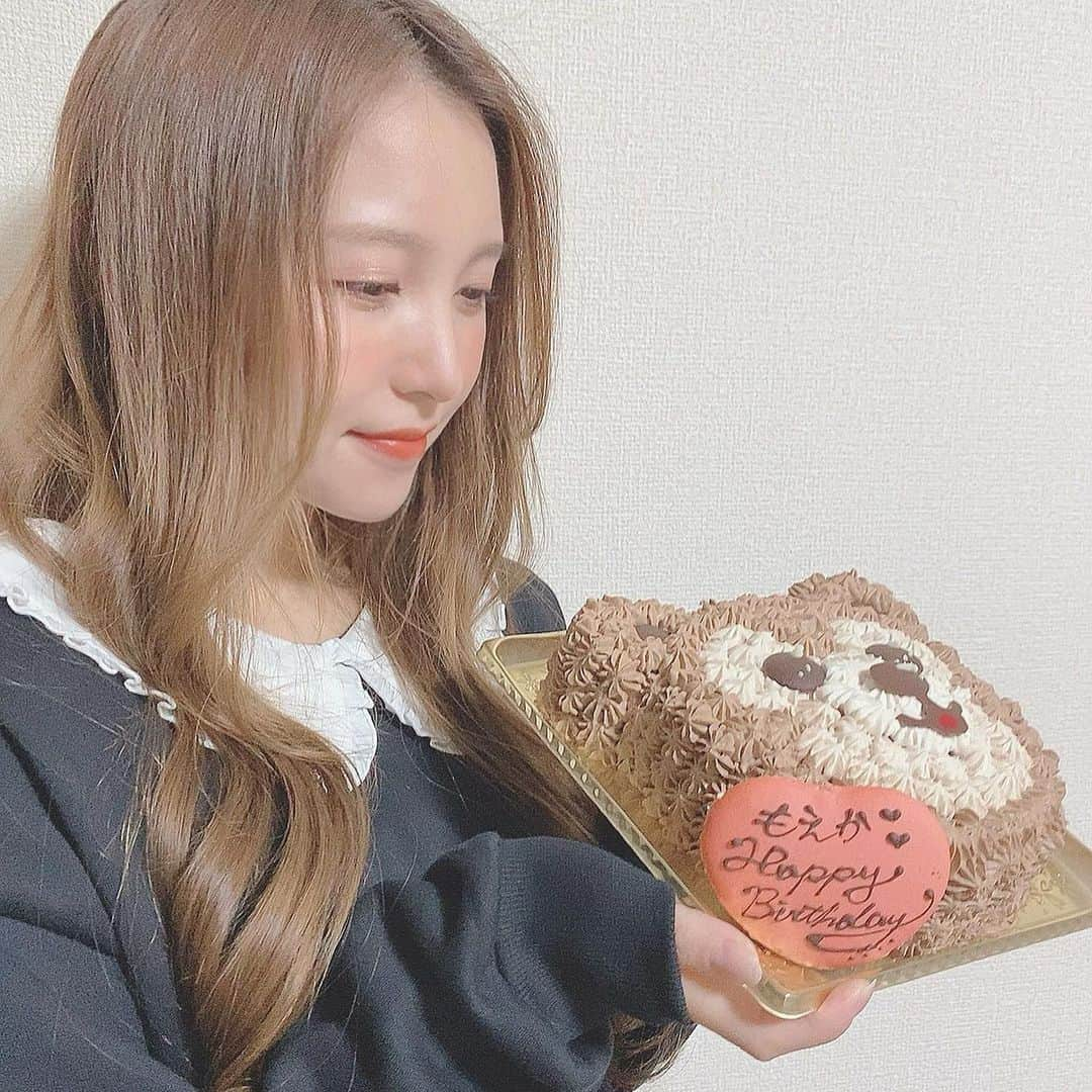 Moeka Takamatsuのインスタグラム：「わー！また歳とった🤭 . お祝いしてくれた皆さまありがとうございます❤︎.* . 良い1年過ごせますように🥰 . . . . #222#誕生日#ケーキ#バースデーケーキ#くま#くまさんケーキ#かわいい#サロモ#写真#birthday#dinner#happy#cake#bear#yummy#love#portrait#photo#date#camera#makeup#selfie#selca#girl#like4like#followme#instagood」