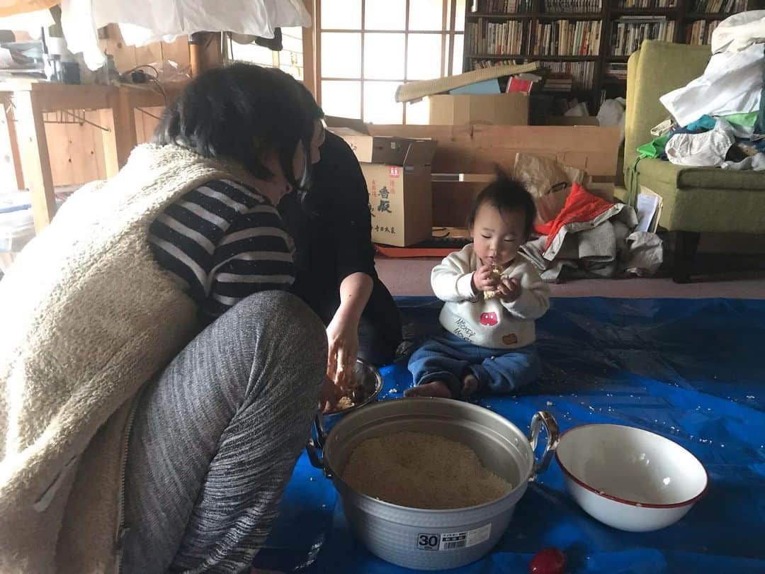 三宅洋平さんのインスタグラム写真 - (三宅洋平Instagram)「ママとママの妹と味噌作りの1日 大豆と麹をよく食べたね  僕は1日曲と向き合ったけど、納得のいくものは何もできなかった そろそろ抜けたいな この曲 狂おしく長いトンネル」2月24日 19時56分 - miyake_yohei