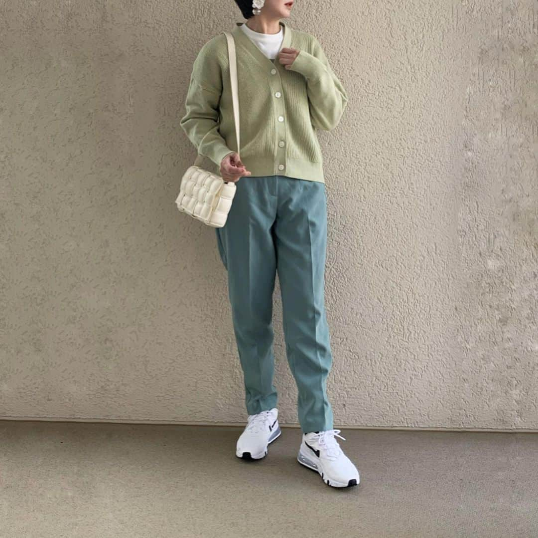 ayakonbubuさんのインスタグラム写真 - (ayakonbubuInstagram)「緑on緑😏 カーディガン　@muji_global  ボトム　@zara   バッグ　@florist_zozotown  靴　@nike   -------------------------------- #こんぶコーデ  #カジュアルコーデ #大人カジュアル#ママファッション #プチプラ#プチプラコーデ#アラフォーコーデ#アラフォーファッション #40代ファッション #シンプル#シンプルコーデ #ファッション#ママコーデ#ママ#大人可愛い #ゆるコーデ  #lucrajp#locari #春コーデ#春色」2月24日 19時57分 - ayakonbubu