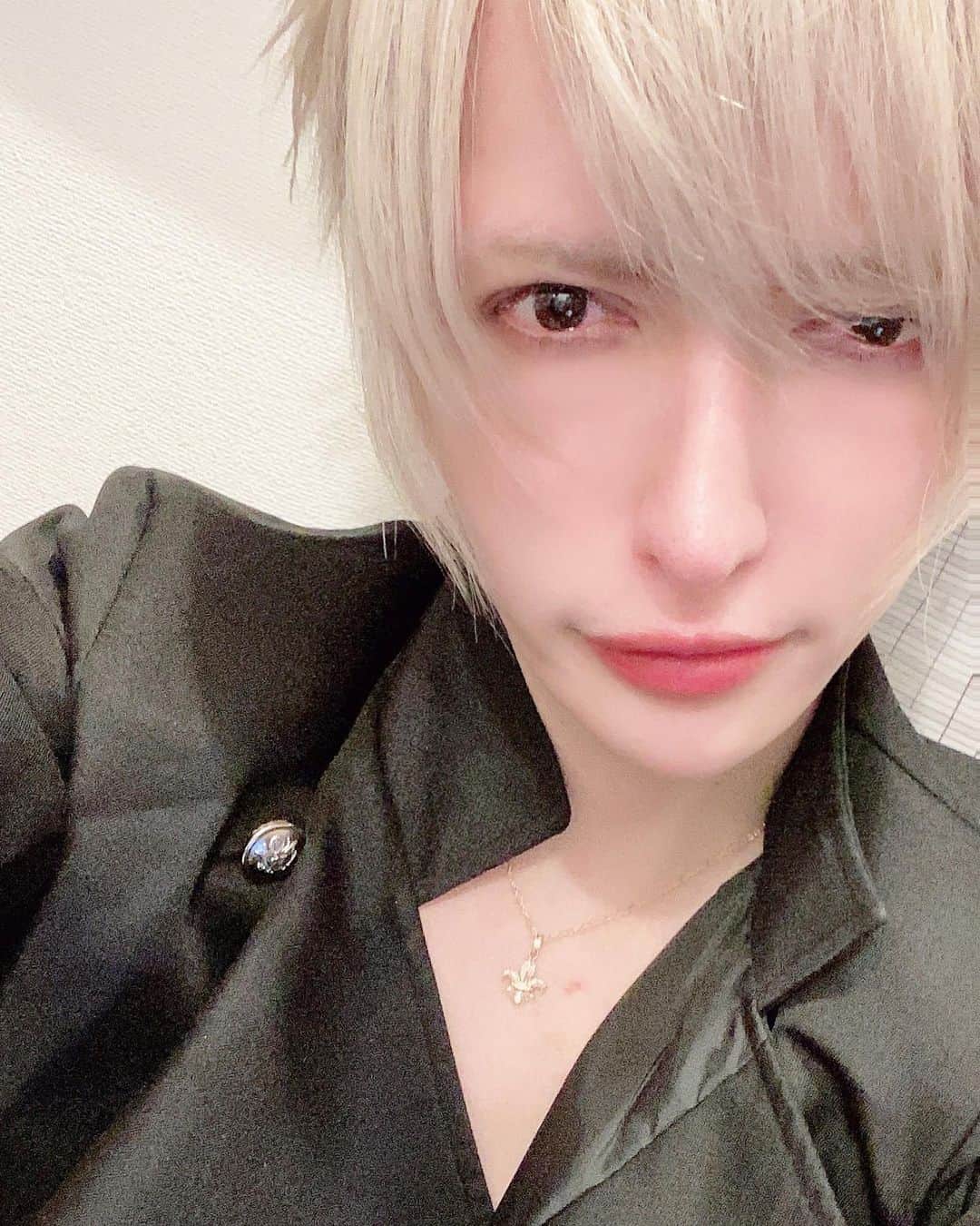 MiA のインスタグラム：「リリーオンさんでソニックフィットうけてきました！ ハイフよりも痛くなくて効き目も良い...続けよう。  麻布十番にあるAmolirさんで全身のエステもうけてきました。 トレーニングで体が疲れてたけど、ほぐされてとても気持ちよかった。 こちらも定期的にいこう！  #リリーオン #ソニックフィット #小顔 #リフトアップ」