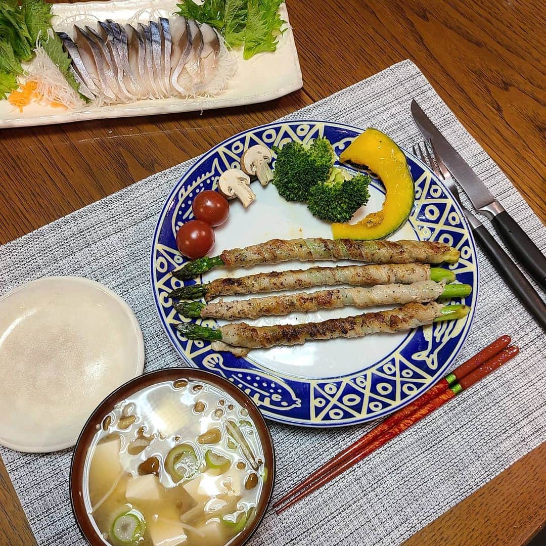 床嶋佳子さんのインスタグラム写真 - (床嶋佳子Instagram)「今夜は私が全部作りましたよ！😄 〆さばは勿論違いますが😁 アスパラ肉巻き大変好評でした✌🎵  盛り付けトマト🍅とマッシュルームが並び過ぎてますね。悪しからず😅」2月24日 19時58分 - yoshiko.tokoshima