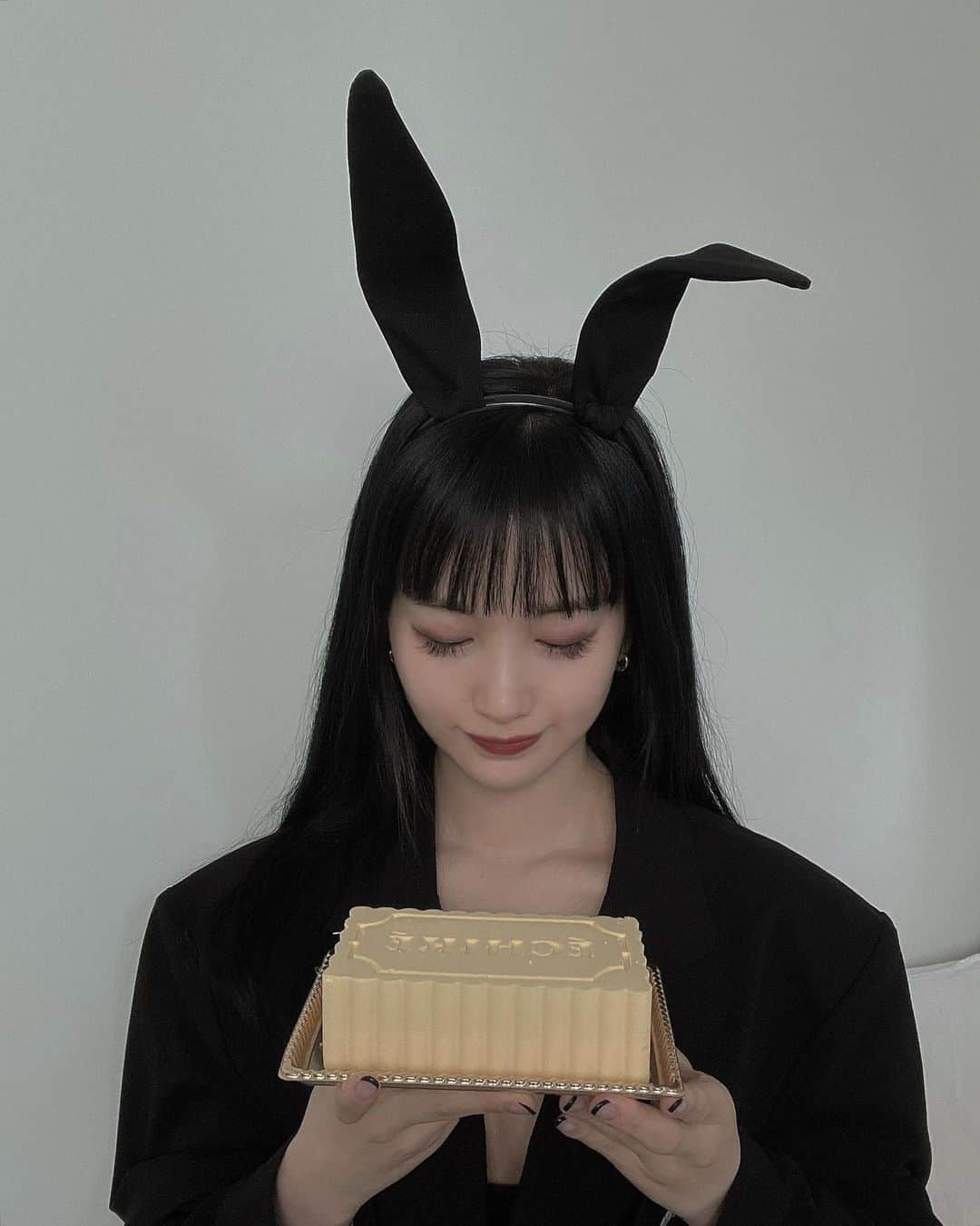 中村くるみのインスタグラム：「． 本日2/24でまたひとつ歳を重ねました🎂 もう28歳になりました1年が凄い早いなぁ〜  今年の誕生日は去年とは違って 彼氏じゃなく旦那さんそしてもうすぐ半年になる可愛い娘がいて 初めてママになって迎えた誕生日👨🏻👶🏻👩🏻  今日は平日だから昨日の祝日に バースデーディナーに連れてってもらいました♡ そしてずっとずっと食べたかったエシレのバターケーキも用意してくれてもう幸せすぎます♡  それに家族や友達そしてインスタ見てくれてる方から 沢山のお祝いメッセージをいただきました。 本当にありがとうございます‪ꪔ̤̮♥ 沢山のストーリーもありがとうございます♪ コラージュしてくれたりメッセージ添えてくれたり うれしくって全部スクショしてます♡  旦那さんの奥さんとして 娘のママとしてそして1人の女性として 慣れない子育てでなかなか自分の時間がとれないけど 自分を磨いて女性らしく綺麗になることを怠らず、  私を産んでくれた母に感謝し 当たり前にやってくる毎日を当たり前と思わず 周りの環境に感謝の気持ちを持って大切に過ごしていきたいと思っています。  28歳になった私もよろしくお願いします♡  #28歳になりました #毎年恒例のうさ耳 #念願のエシレバターケーキ」