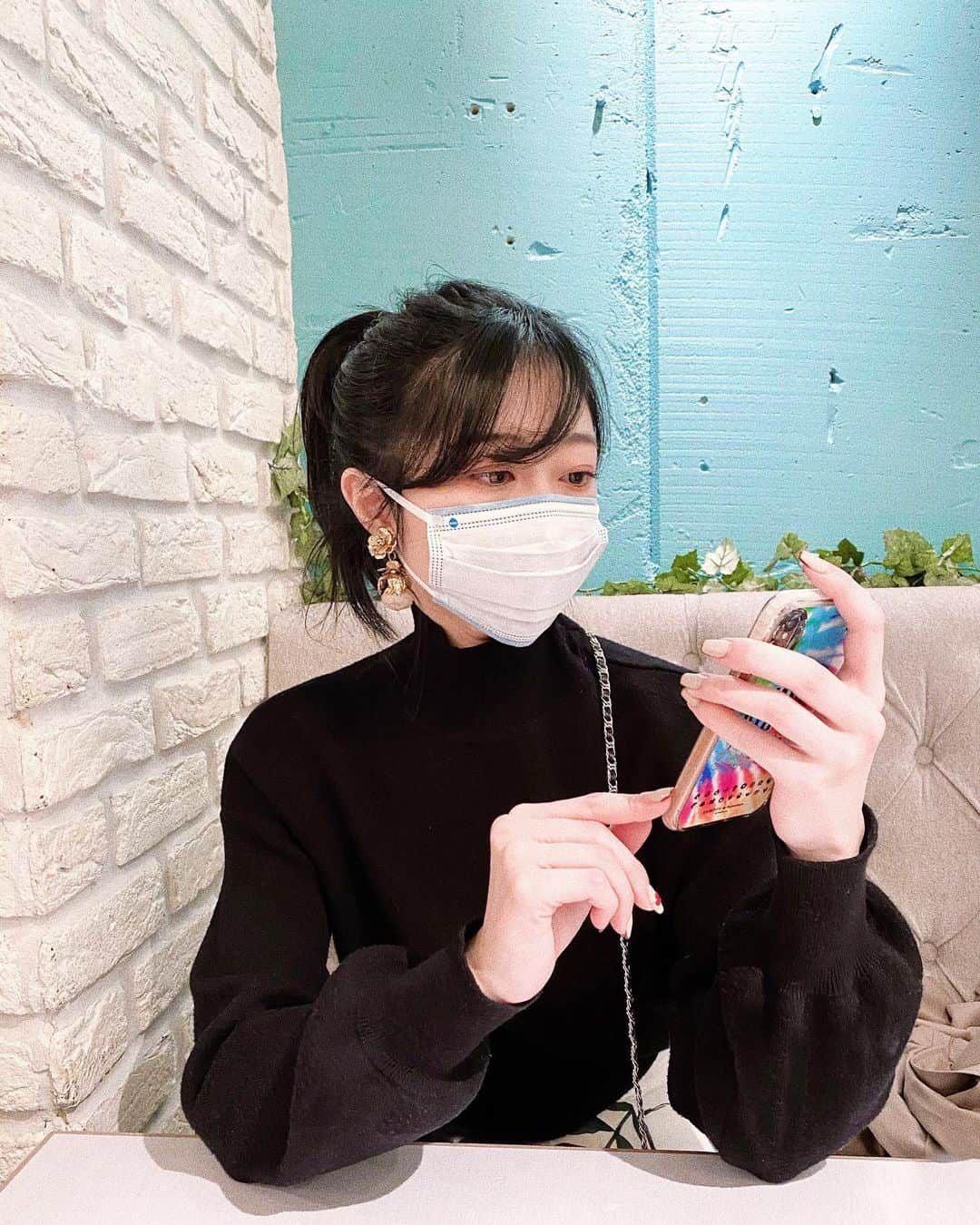 中島奈津希さんのインスタグラム写真 - (中島奈津希Instagram)「😷💭❤️﻿ ﻿ ﻿ ﻿ ﻿ ﻿ ﻿ 予定と予定の間にお姉と合流👶🏻﻿ そして、解散👶🏻笑﻿ ﻿ ここ数日は、﻿ 日中と夕方以降の気温差が激しくて﻿ 日中は花粉、夕方からは寒暖差と戦ってます😷😷😷笑﻿ ﻿ ﻿ ﻿ ﻿ ﻿ 今週から一気に花粉の勢いが増してきて﻿ マスクの機能性もちゃんと考えなきゃなって時に頂いた﻿ ＂ハイドロ銀チタン®︎不織布マスク＋10＂﻿ ﻿ 4枚目のパッケージにも書いてあるのだけど、﻿ 何層にもなってて生地がしっかりしてるのに﻿ 優しく顔を包み込んでくれるから﻿ 長時間付けていても疲れないの🙆🏻‍♀️❤️﻿ ﻿ ﻿ ﻿ ﻿ ﻿ ＂ハイドロ銀チタン®︎＂の何がすごいのか調べてみたら﻿ タンパク質を分解して水・二酸化炭素・窒素等に変える事が可能なんだって😳﻿ ﻿ しかも、不織布マスクではないガーゼ素材の﻿ ＂ハイドロ銀チタン®︎防御フィルター入りソフトガーゼマスク＂も﻿ 不織布マスクと飛沫抑制効果が同レベルという🥺❤️😷﻿ 綿100%だから洗濯して繰り返し使えるし、﻿ ふわふわで付け心地も良くてお気に入りです🥺❤️﻿ ﻿ ﻿ ﻿ ﻿ コーデに合わせてカラーマスクをつける時は、﻿ 下に不織布マスクを忍ばせていたのだけど、﻿ これはカラータイプもあるから1枚で楽しめそう😍😍﻿ ﻿ 個人的に、﻿ ＂花粉症刺繍＂があるのめちゃくちゃ嬉しいし、なんだか可愛いよね🥺❤️🤧(最後の写真参照。)﻿ ﻿ ﻿ ﻿ ﻿ ﻿ 今、タオル美術館の公式Instagramアカウント﻿ (@towelmuseum )で、﻿ 50名に『ハイドロ銀チタン®︎マスク』のセットが当たるキャンペーンを実施してるみたいなので﻿ 良かったら見てみてね😷💭❤️﻿ ﻿ ポニーテール気に入りすぎて﻿ 今週髪の毛切る予定だったけどバッサリ切るか迷ってきた🤣🤣←﻿ ﻿ ☁️☁️☁️☁️☁️☁️☁️☁️☁️☁️☁️☁️☁️☁️☁️☁️☁️﻿ #PR#タオル美術館#ハイドロ銀チタン#DRC医薬#マスク#タオル#抗菌防臭#花粉対策#新型コロナウイルス対策#飛沫対策#プレキャン」2月24日 19時58分 - nakajima_natsuki