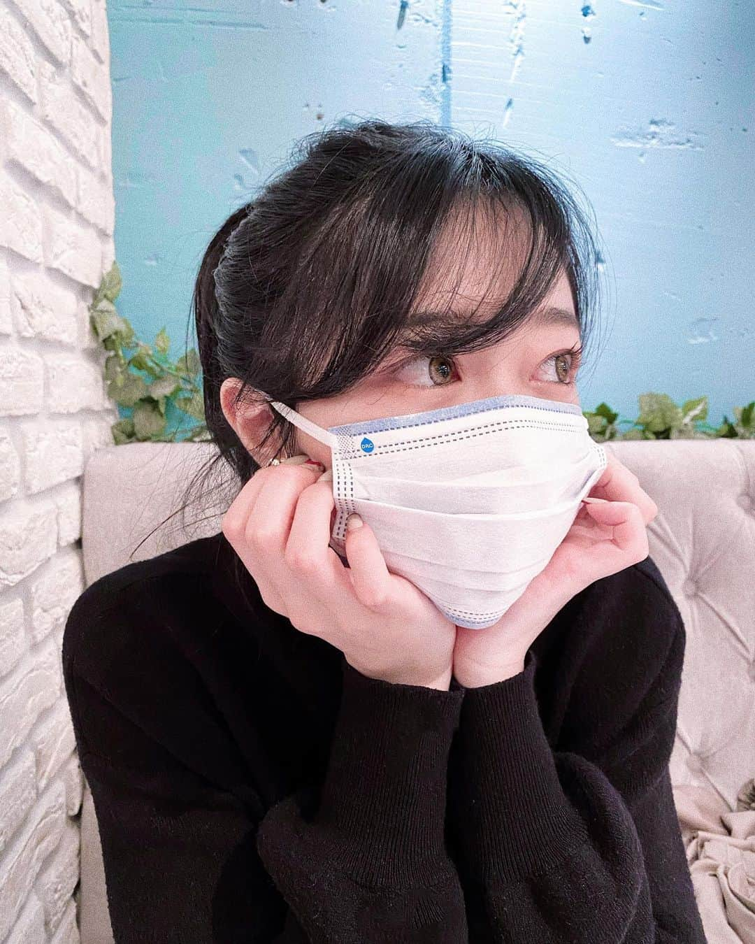 中島奈津希さんのインスタグラム写真 - (中島奈津希Instagram)「😷💭❤️﻿ ﻿ ﻿ ﻿ ﻿ ﻿ ﻿ 予定と予定の間にお姉と合流👶🏻﻿ そして、解散👶🏻笑﻿ ﻿ ここ数日は、﻿ 日中と夕方以降の気温差が激しくて﻿ 日中は花粉、夕方からは寒暖差と戦ってます😷😷😷笑﻿ ﻿ ﻿ ﻿ ﻿ ﻿ 今週から一気に花粉の勢いが増してきて﻿ マスクの機能性もちゃんと考えなきゃなって時に頂いた﻿ ＂ハイドロ銀チタン®︎不織布マスク＋10＂﻿ ﻿ 4枚目のパッケージにも書いてあるのだけど、﻿ 何層にもなってて生地がしっかりしてるのに﻿ 優しく顔を包み込んでくれるから﻿ 長時間付けていても疲れないの🙆🏻‍♀️❤️﻿ ﻿ ﻿ ﻿ ﻿ ﻿ ＂ハイドロ銀チタン®︎＂の何がすごいのか調べてみたら﻿ タンパク質を分解して水・二酸化炭素・窒素等に変える事が可能なんだって😳﻿ ﻿ しかも、不織布マスクではないガーゼ素材の﻿ ＂ハイドロ銀チタン®︎防御フィルター入りソフトガーゼマスク＂も﻿ 不織布マスクと飛沫抑制効果が同レベルという🥺❤️😷﻿ 綿100%だから洗濯して繰り返し使えるし、﻿ ふわふわで付け心地も良くてお気に入りです🥺❤️﻿ ﻿ ﻿ ﻿ ﻿ コーデに合わせてカラーマスクをつける時は、﻿ 下に不織布マスクを忍ばせていたのだけど、﻿ これはカラータイプもあるから1枚で楽しめそう😍😍﻿ ﻿ 個人的に、﻿ ＂花粉症刺繍＂があるのめちゃくちゃ嬉しいし、なんだか可愛いよね🥺❤️🤧(最後の写真参照。)﻿ ﻿ ﻿ ﻿ ﻿ ﻿ 今、タオル美術館の公式Instagramアカウント﻿ (@towelmuseum )で、﻿ 50名に『ハイドロ銀チタン®︎マスク』のセットが当たるキャンペーンを実施してるみたいなので﻿ 良かったら見てみてね😷💭❤️﻿ ﻿ ポニーテール気に入りすぎて﻿ 今週髪の毛切る予定だったけどバッサリ切るか迷ってきた🤣🤣←﻿ ﻿ ☁️☁️☁️☁️☁️☁️☁️☁️☁️☁️☁️☁️☁️☁️☁️☁️☁️﻿ #PR#タオル美術館#ハイドロ銀チタン#DRC医薬#マスク#タオル#抗菌防臭#花粉対策#新型コロナウイルス対策#飛沫対策#プレキャン」2月24日 19時58分 - nakajima_natsuki