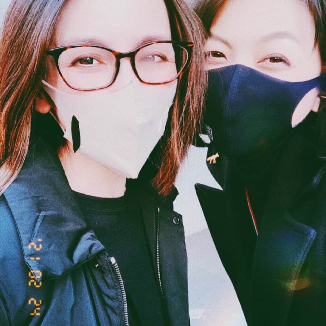 奥菜恵さんのインスタグラム写真 - (奥菜恵Instagram)「zoomでしか会ってなかったもんね。 いつぶりでしょうかね。一瞬だけ寄りました。鼻息でメガネ曇ってるけど。  #smile  #明けたらまた会おう」2月24日 19時58分 - megumi_okina