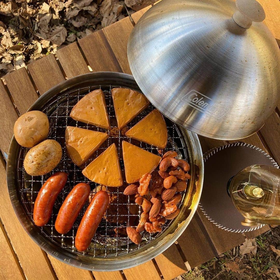 のインスタグラム：「簡単・美味しい、燻製づくりに挑戦しよう！  📷：@kinako_burger2525 さん 素敵なお写真ありがとうございました☺️ ・ ━━━━━━━━━━━━━━━━━ #私のコールマン を付けて投稿して頂いた中から素敵なお写真は、コールマン公式SNSでご紹介させて頂きます♪ ━━━━━━━━━━━━━━━━━ ・ ・ ・ #灯そうColeman #灯そうコールマン #灯そう #Coleman #コールマン #Lantern #ランタン #ガソリンランタン #Camp #キャンプ #Outdoor #アウトドア #アウトドア料理 #アウトドア飯 #キャンプ飯 #キャンプご飯 #キャンプ料理 #キャンプごはん #アウトドアレシピ #キャンプレシピ #燻製 #燻製料理 #コンパクトスモーカー」