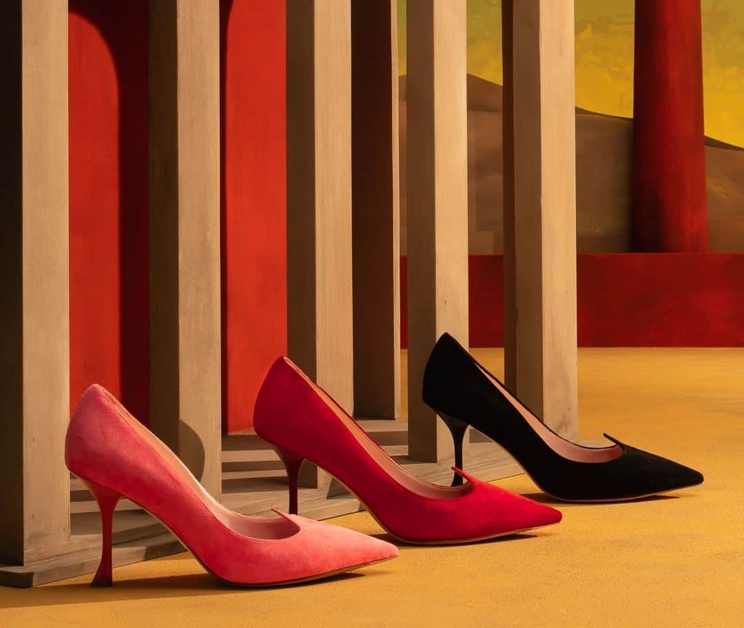 ロジェ・ヴィヴィエさんのインスタグラム写真 - (ロジェ・ヴィヴィエInstagram)「Since launching in 2019, the I Love Vivier pumps by @GherardoFelloni have become a signature style for Maison #RogerVivier with its pointy décolleté and slim, lacquered heel.  #RVSS21 #GherardoFelloni  Discover the new collection through link in bio or visit your nearest Roger Vivier boutique.」2月24日 20時00分 - rogervivier
