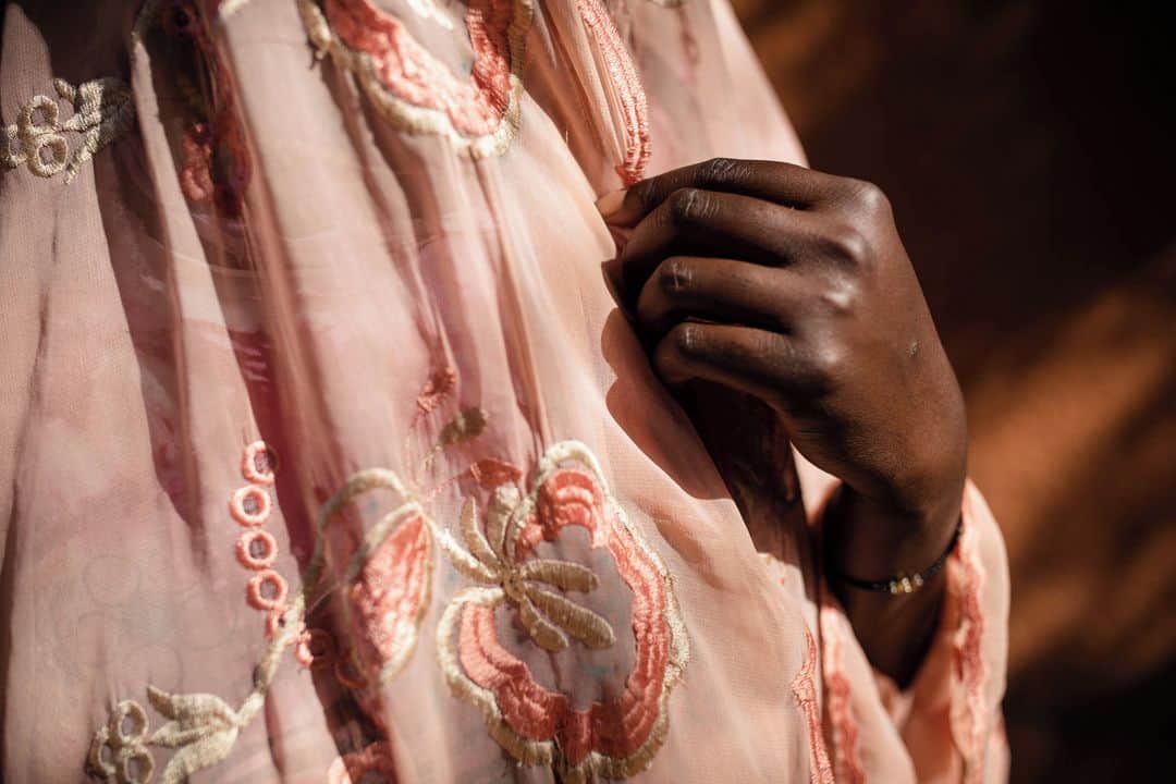 ルモンドのインスタグラム：「Asseta ne se rappelle plus quand ni comment elle est arrivée dans la petite cour poussiéreuse du centre médical de Kongoussi, à une centaine de kilomètres de Ouagadougou, la capitale du Burkina Faso. Il paraît que ses jambes et son corps décharnés ne répondaient plus. Que ses yeux ruisselaient de larmes. La jeune femme se souvient simplement qu’elle voulait « en finir ». C’est Joseph Badini, un infirmier spécialisé en psychiatrie, qui l’a accueillie, en novembre 2020, au sortir de l’ambulance. « Elle était en pleine crise de panique », confie-t-il. Depuis qu’elle a survécu à l’attaque qui a visé son village, Gomdé, dans la région du Sahel, en 2018, Asseta a été déplacée trois fois à cause des violences. Une partie de sa famille a été massacrée.⁣ « Dépression, idées suicidaires, insomnie, anorexie… Ce sont les signes typiques du trouble de stress post-traumatique », détaille Joseph Badini, assis derrière un bureau sur lequel s’entasse une pile de dossiers. Des cas comme celui-là, l’infirmier en a pris en charge 78 en 2020, 82 en 2019. Des femmes, pour la plupart, qu’il s’efforce d’écouter et de soigner.⁣ -⁣ 1 : Asseta est réfugiée à Kongoussi avec ses deux filles⁣ 2 : Au village de Boulounga le 10 février, une femme se dirige vers un local où la sage-femme de Médecins du Monde reçoit des patientes⁣ 3 : Joseph Badini, assistant de santé mentale au centre médical de Kongoussi le 12 février⁣ 4 : Maïmouna (le nom a été changé), 55 ans, est tombée en dépression lorsque que son mari l’a abandonnée à la suite des violences dans son village, Kiella. Seule, dans une situation précaire, avec désormais 13 enfants à sa charge, elle a pensé mettre fin à ses jours⁣ -⁣ Photos : Sophie Garcia (@sgarcia_photo) #PourLeMonde⁣ -⁣ #BurkinaFaso #medecinsdumonde」