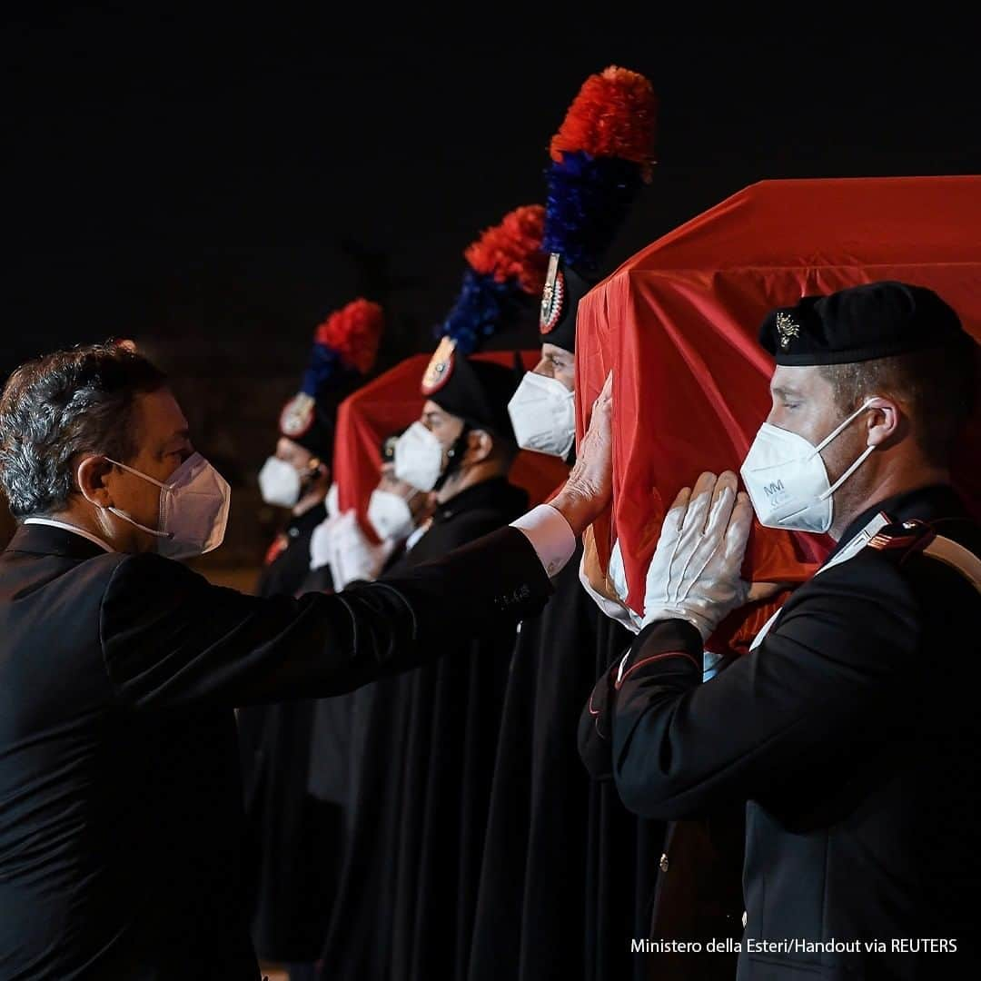 ABC Newsさんのインスタグラム写真 - (ABC NewsInstagram)「Italian Prime Minister Mario Draghi touches one of the two coffins containing the bodies of Italian ambassador Luca Attanasio and his bodyguard Vittorio Iacovacci as they arrive back at Rome's Ciampino airport following a deadly attack in the Democratic Republic of Congo. #italy #congo #lucaattanasio」2月24日 20時00分 - abcnews