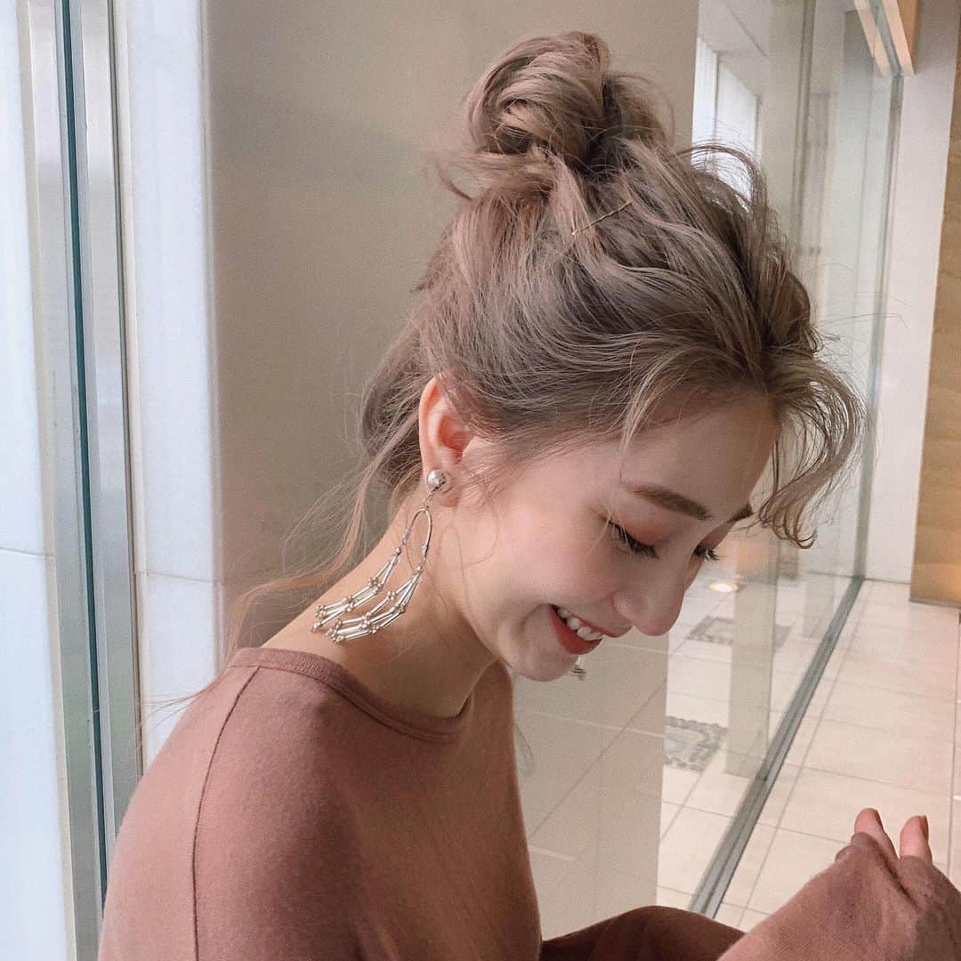 松尾 瞳のインスタグラム：「昔から短い方が好評だし自分でもそう思うけど短いのもう飽きてアレンジできる髪の長さ恋しい、、まぁ長くてもアレンジなんて撮影でやってもらうか佑記にしてもらうかで自分ではしないんだけどね、、😇」