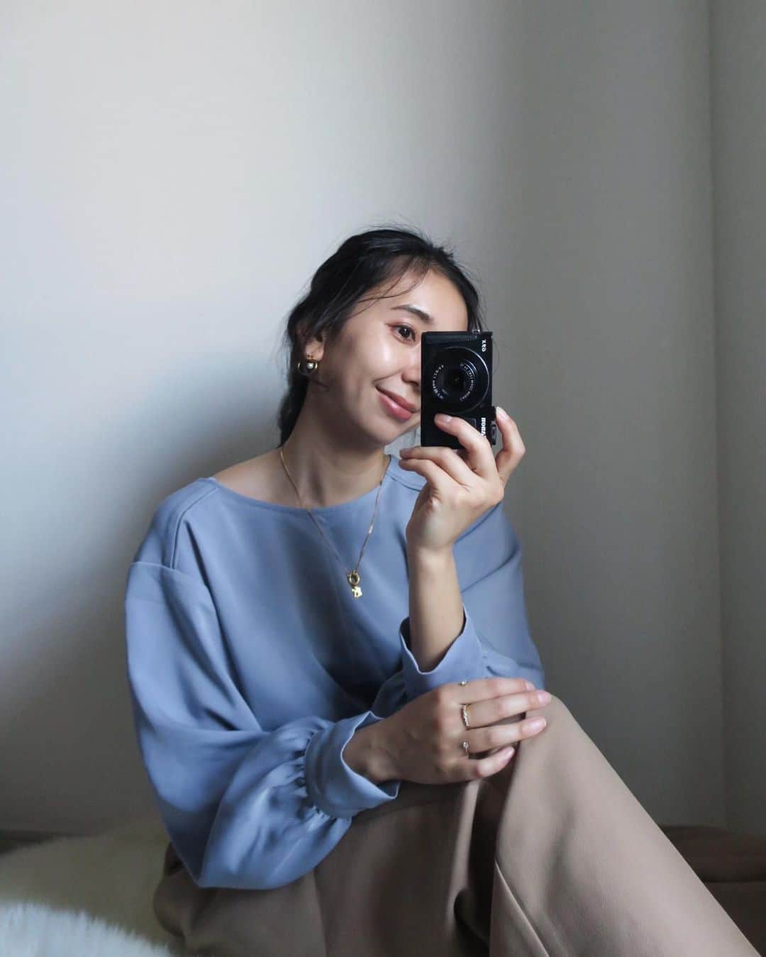 鈴木詩織のインスタグラム：「打ち合わせがあったので少しきれいめに♡  ブルー×ベージュの組み合わせにしてみました😉 ブラウスはこの前IGTVでご紹介したナノ・ユニバースの春服だよん。  程よいぽわん具合の袖と、マット×サテンの生地がちょっとした打ち合わせのときにとってもいい！ カジュアルダウンしたいときはデニムと合わせるのもオススメです🤍  @nanouniverse_official @nanouniverse_press   #nanouniverse#ナノユニバース#コーデ部#春コーデ#162cmコーデ#コーデ日記#ジャンプスーツ#ブラウスコーデ#花粉対策グッズ#マウンテンパーカー#花粉症対策#スタイリング動画#着回しコーデ#OLコーデ#打ち合わせコーデ」