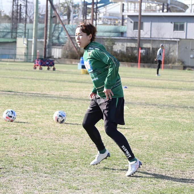 東京ヴェルディさんのインスタグラム写真 - (東京ヴェルディInstagram)「プロ化により、これまでの夕刻のトレーニングから日中のトレーニングに変わった女王たち。﻿ 明るい日差しのなかで、女王たちの笑顔も眩しく光ります👸⚽️﻿ プレシーズンマッチに向けて、個々のレベルアップとフィジカル強化を続けます。﻿ トレーニング後には、本日23歳の誕生日を迎えたアサトのお祝いをしました🎂🎈﻿ ﻿ ﻿ ﻿ #beleza #ベレーザ﻿ #日テレベレーザ﻿ #日テレ東京ヴェルディベレーザ﻿ #東京﻿ #tokyo﻿ #宮川麻都﻿ #北村菜々美﻿ #木下桃香﻿ #村松智子﻿ #清水梨紗﻿ #岩清水梓﻿ #田中桃子﻿ #黒沢彩乃﻿ #三浦成美﻿ #小林里歌子﻿」2月24日 20時05分 - tokyo_verdy