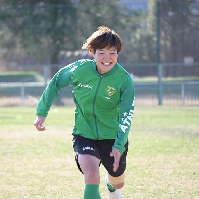 東京ヴェルディさんのインスタグラム写真 - (東京ヴェルディInstagram)「プロ化により、これまでの夕刻のトレーニングから日中のトレーニングに変わった女王たち。﻿ 明るい日差しのなかで、女王たちの笑顔も眩しく光ります👸⚽️﻿ プレシーズンマッチに向けて、個々のレベルアップとフィジカル強化を続けます。﻿ トレーニング後には、本日23歳の誕生日を迎えたアサトのお祝いをしました🎂🎈﻿ ﻿ ﻿ ﻿ #beleza #ベレーザ﻿ #日テレベレーザ﻿ #日テレ東京ヴェルディベレーザ﻿ #東京﻿ #tokyo﻿ #宮川麻都﻿ #北村菜々美﻿ #木下桃香﻿ #村松智子﻿ #清水梨紗﻿ #岩清水梓﻿ #田中桃子﻿ #黒沢彩乃﻿ #三浦成美﻿ #小林里歌子﻿」2月24日 20時05分 - tokyo_verdy