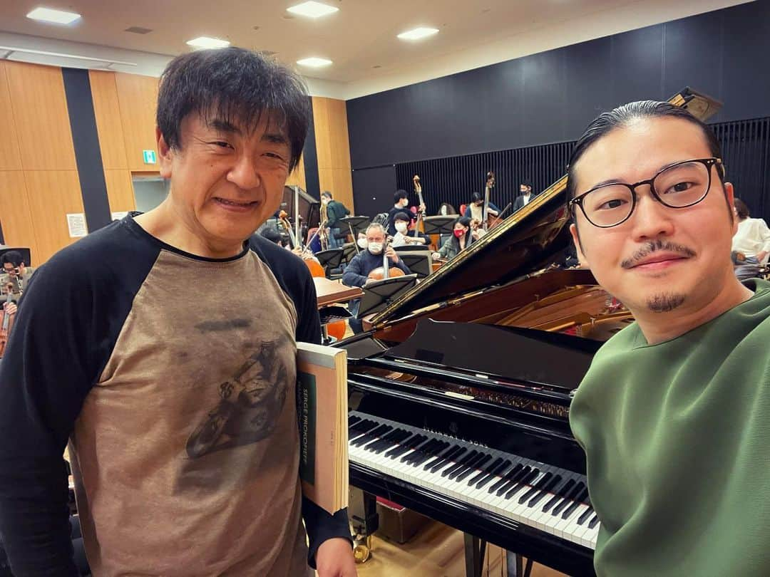 反田恭平さんのインスタグラム写真 - (反田恭平Instagram)「Started Rehearsals of JAPAN NATIONAL ORCHESTRA Tour with Mo. Yutaka Sado @yutakasado_official . Anyway I’m so glad to see you again Sado-san and our family(members) !!!!!! That tour will be held totally 10 concerts with 2 programs(symphony and 3 different piano concertos).  —————————————- Haydn /Symphony No.44 Rachmaninoff / Rhapsody on a Theme of Paganini ~~~~~~~~~~~~~~~~~~ A) Rachmaninoff / Piano Concerto No.3  B) Prokofiev/ Piano Concerto No.3  〜ラフマニノフ /『パガニーニの主題による狂詩曲』,『ピアノ協奏曲第3番』 プロコフィエフ /『ピアノ協奏曲第3番』〜10日間20回3種のコンチェルト・ツアーは初めて！！ 東京・オーチャード大ホールは1分で完売✨気合が入った濃いリハーサルでした。 それにしても皆んな最高！！！ お楽しみに！ #JNO #JapanNationalOrchestra #since2021 #yutakasado #kyoheisorita #pianist #tour #japan #ジャパンナショナルオーケストラ #旗揚げ #記念公演 #佐渡裕 さん #反田恭平 #完売」2月24日 20時05分 - kyoheisorita