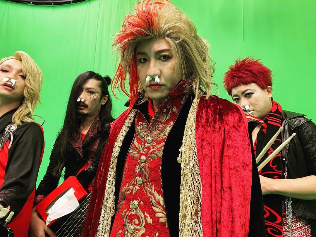 長田庄平のインスタグラム：「美炎-BIEN-  Vo.KUSHAMI  Gt.ZUMARI  Ba.DUST  Dr.KAFUN  よろしくしゃみ‼️  #美炎 #BIEN #鼻吹雪 #有吉の壁 #チョコレートプラネット #パンサー #尾形抜き」