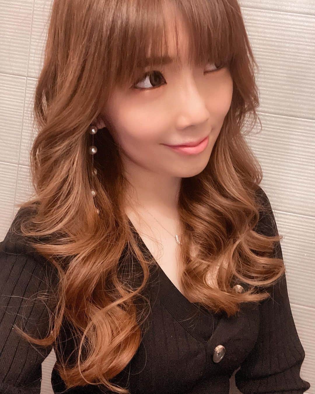 CHIHIROのインスタグラム：「𝑵𝒆𝒘 𝑯𝒂𝒊𝒓🤎  お友達の紹介で @rollen_official さんへ トリートメントでさらさら Kenさんのカラーもいい感じで通いたくなった✨  今日はリハーサルでした。 LIVEまであと4日🎤 1位の弾き語りもお楽しみに😛  #カラー #rollen #美髪  #リハーサル #liveまであと4日」
