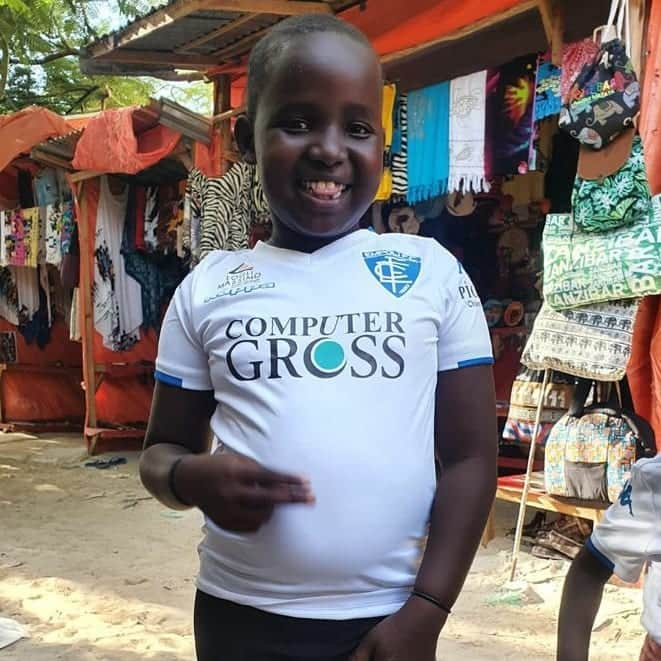 エンポリFCさんのインスタグラム写真 - (エンポリFCInstagram)「💙 🇮🇹🇹🇿 Dall'Italia alla Tanzania, da Empoli a Zanzibar, per aiutare le persone e i bambini dell'isola africana.  La Onlus azzurra Empoli For Charity ha inviato materiale sportivo per sostenere #zanzibarHelp, progetto portato avanti da alcuni volontari italiani e zanzibariani con lo scopo di sostenere le famiglie più bisognose dell'isola africana」2月24日 20時08分 - empoli_fc_official