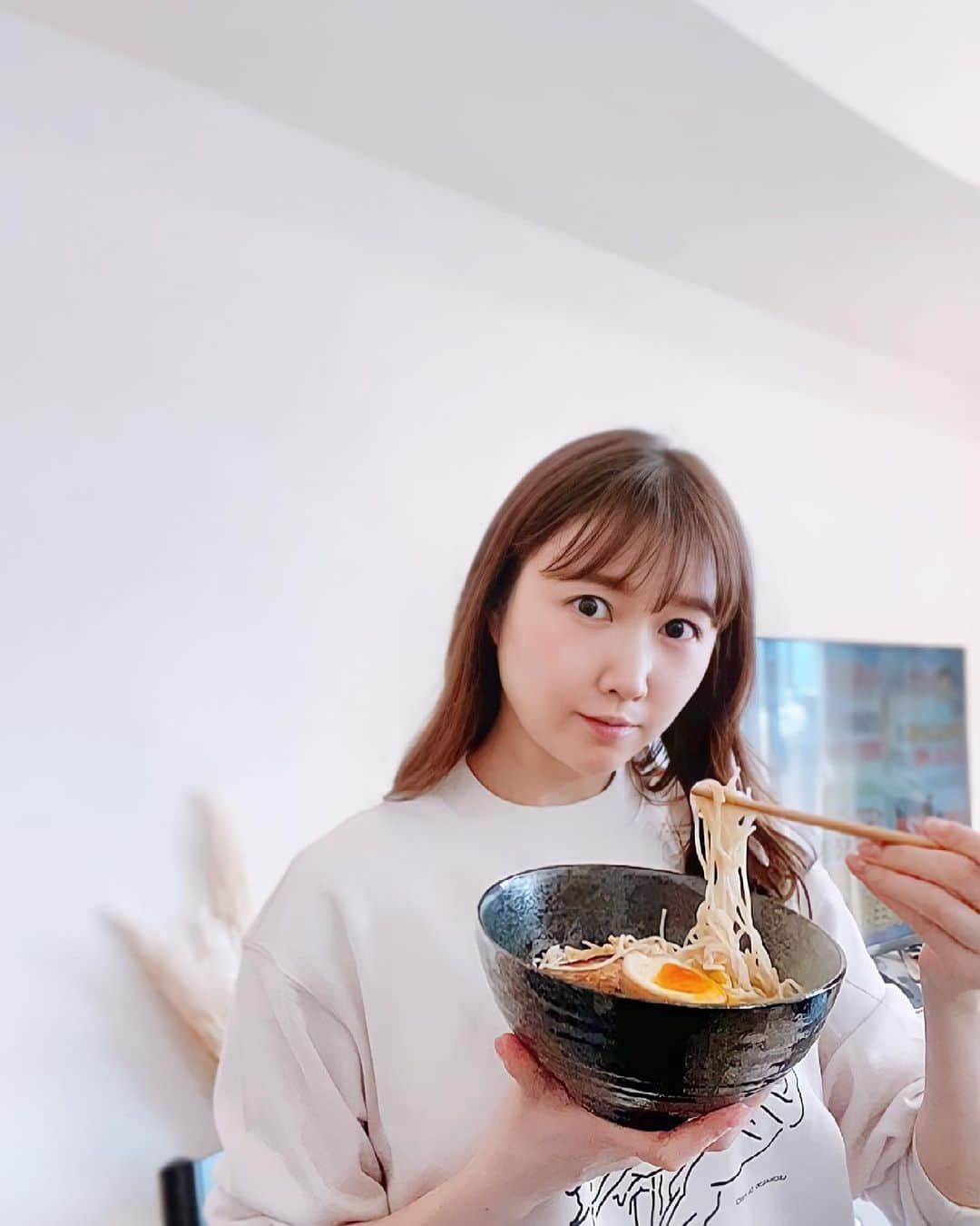 浦野一美さんのインスタグラム写真 - (浦野一美Instagram)「𝐿𝑢𝑛𝑐ℎ 𝑇𝑖𝑚𝑒 𓎩⸝⋆  AFURIのラーメンをお家で楽しみました♡  少し前から始まった、公式オンラインで注文できるタイプ⛰ 化学調味料、合成着色料・保存料 無添加の 【柚子塩らーめん３食入り（冷凍ミールキット）】¥2,980  煮卵は自分で作りました🥚 マイラブさんも私も、アフリ大好きだから 外出せずに食べられて嬉しい✌︎  .  #afuri #afuri通販 #お取り寄せグルメ #おうちでafuri #阿夫利 #お取り寄せラーメン #ラーメン通販 #麺スタグラム #pr #ランチ #lunch #柚子塩らーめん #無添加 #らーめん #らーめん部」2月24日 20時08分 - cindy.cinderella