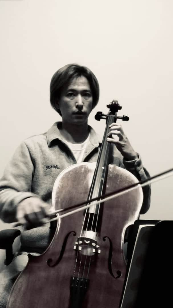 秋山真太郎のインスタグラム：「198日目✨Day198✨ If a 38-year-old man who can't read musical score suddenly starts playing the cello🎻 #チェロ#cello#첼로#클래식#minuets#bach#メヌエット#バッハ#無伴奏チェロ組曲第1番#thesuiteingmajor」