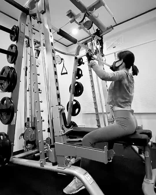 仲美咲のインスタグラム：「gymday🤸‍♀️☀️  今日も鍛えられた〜！  そう言えば、いつもジャンケンしてトレーニングの回数決めたりするんだけど最近ジャンケン勝たないなぁ笑  でもその分体は美しくなる！と思うようにしよ🤗  #ジム#gym#パーソナルトレーニング#美ボディ#体改善#美姿勢#美尻#ダイエット#背筋#ジム女子#筋トレ」