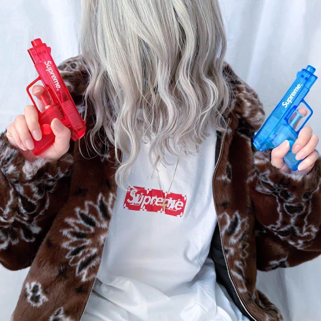 Supreme Mihoのインスタグラム：「🤎🤎🤎 ✩  Pistol🔫 ✩ Brownも可愛い🥺💗 pinkと質感が違う🤔 ✩ @supreme_leaks_news @dropsbyjay @supreme__hustle @supcommunity @strictlypreme @mrbld @suptalk  #supreme #supremenewyork #supremenyc #louisvuitton #supremelv #supremeheat #supremeteam #supremejapan #supremegirl #hypeaf #streetstyle #streetfashion #streetwear #supremeog #lvsupreme #streetgirl #シュプリーム #ストリート #ストリートファッション #ピストル」