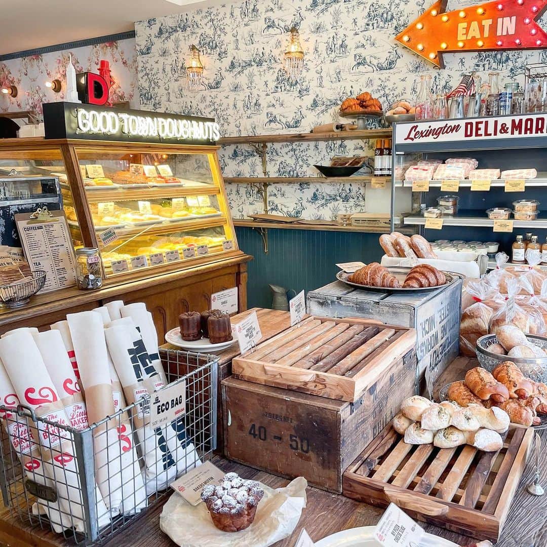 RIEさんのインスタグラム写真 - (RIEInstagram)「【 原宿 / @thelittlebakerytokyo 】﻿ ﻿ さらに！可愛くなってリニューアルした﻿ ＂The Little BAKERY＂へ行ってきました🥐﻿ ﻿ ここのパンは美味しいはもちろん﻿ 店内までおしゃれなパン屋さんで﻿ いつ来ても気分の上がるお店です💐𓂃 𓈒𓏸﻿ ﻿ 購入したフードは、﻿ オレンジチョコマフィンと﻿ チーズケーキ、いちごあんバター🍓﻿ @good_town_doughnuts のドーナツが﻿ 購入できるのも魅力的🍩(5枚目)﻿ ﻿ イートインスペースは﻿ おしゃれで海外のような空間でした🌙﻿ ﻿ ﻿ ~~~~~~~~~~~~~~~~~~~~~~~~﻿ ☑︎ The Little BAKERY Tokyo﻿ ☑︎ 10:00〜18:00﻿ ☑︎ 明治神宮前駅 徒歩5分﻿ ~~~~~~~~~~~~~~~~~~~~~~~~﻿ ﻿ ﻿ #thelittlebakerytokyo #ザリトルベーカリートーキョー #パン屋 #パン屋さん巡り #いちごスイーツ #原宿カフェ #明治神宮前カフェ #表参道カフェ #カフェ巡り #omotesando #表参道 #休日の過ごし方」2月24日 20時21分 - rie_tabi
