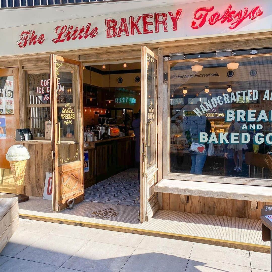 RIEさんのインスタグラム写真 - (RIEInstagram)「【 原宿 / @thelittlebakerytokyo 】﻿ ﻿ さらに！可愛くなってリニューアルした﻿ ＂The Little BAKERY＂へ行ってきました🥐﻿ ﻿ ここのパンは美味しいはもちろん﻿ 店内までおしゃれなパン屋さんで﻿ いつ来ても気分の上がるお店です💐𓂃 𓈒𓏸﻿ ﻿ 購入したフードは、﻿ オレンジチョコマフィンと﻿ チーズケーキ、いちごあんバター🍓﻿ @good_town_doughnuts のドーナツが﻿ 購入できるのも魅力的🍩(5枚目)﻿ ﻿ イートインスペースは﻿ おしゃれで海外のような空間でした🌙﻿ ﻿ ﻿ ~~~~~~~~~~~~~~~~~~~~~~~~﻿ ☑︎ The Little BAKERY Tokyo﻿ ☑︎ 10:00〜18:00﻿ ☑︎ 明治神宮前駅 徒歩5分﻿ ~~~~~~~~~~~~~~~~~~~~~~~~﻿ ﻿ ﻿ #thelittlebakerytokyo #ザリトルベーカリートーキョー #パン屋 #パン屋さん巡り #いちごスイーツ #原宿カフェ #明治神宮前カフェ #表参道カフェ #カフェ巡り #omotesando #表参道 #休日の過ごし方」2月24日 20時21分 - rie_tabi