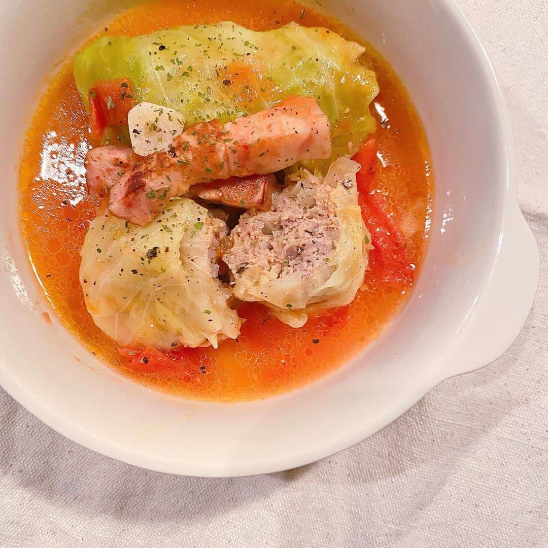 清水麻璃亜のインスタグラム：「* #ロールキャベツ #シミズキッチン 人生２回目のロールキャベツ！ フレッシュトマト、にんにく、ベーコンでソースは作ってみました🍅 玉ねぎじっくり炒めてタネ作って、キャベツ茹でて水気取って、包んで煮て、、、気が向かないとできない料理だけどその分無心になって作れる時間大好き☺︎ 我ながら、レシピとか見ずにこの美味しさすごいと思うの🤔笑」