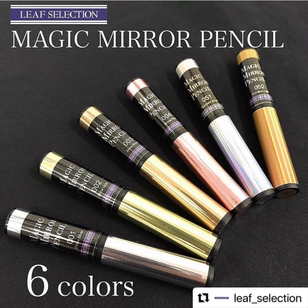 LEAFGEL PREMIUMさんのインスタグラム写真 - (LEAFGEL PREMIUMInstagram)「#Repost @leaf_selection with @make_repost ・・・ "MAGIC MIRROR PENCIL"6色を使用したデザインのご紹介です✨  フレンチデザインは、ミラーパウダーとノンワイプフィキシングジェルを組み合わせて使用しました💅🏻  存在感があるミラーネイルも、ノンワイプフィキシングジェル2種と組み合わせると、フレンチネイルのような、デザインのワンポイントとして使用することができ、派手になりすぎずオススメです💕  #001〜#004は、光沢感のあるメタリックでゴージャスな仕上がりに✨ #051〜#052は、レインボーに輝きファンシーな仕上がりに🦄  ぜひお試し下さい😊💫  🔻使用アイテム👩🏻‍🎨 📷画像1枚目✨左から @leaf_selection  MAGIC MIRROR PENCIL #001,#002,#003,#004,#051,#052  ベースカラー #002,#097  ————————————————————— ⭐️MAGIC MIRROR PENCIL⭐️  ⭐️カラー全6色 001 Shine Silver 002 Shine Gold 003 Shine Bronze 004 Shine Pink 051 Rainbow Silver 052 Rainbow Gold  ⭐️価格(税抜)：1,000円(7-00) ————————————————————— #leafselection #リーフセレクション #leafgelpremium #リーフジェルプレミアム #リーフジェル #マジックミラーペンシル #magicmirrorpencil  #ミラーネイル #gelnail #nail #トレンド #ノンワイプフィキシングジェル #ノンワイプフィキシングジェルハード #mirrornail」2月24日 20時18分 - leafgel_premium