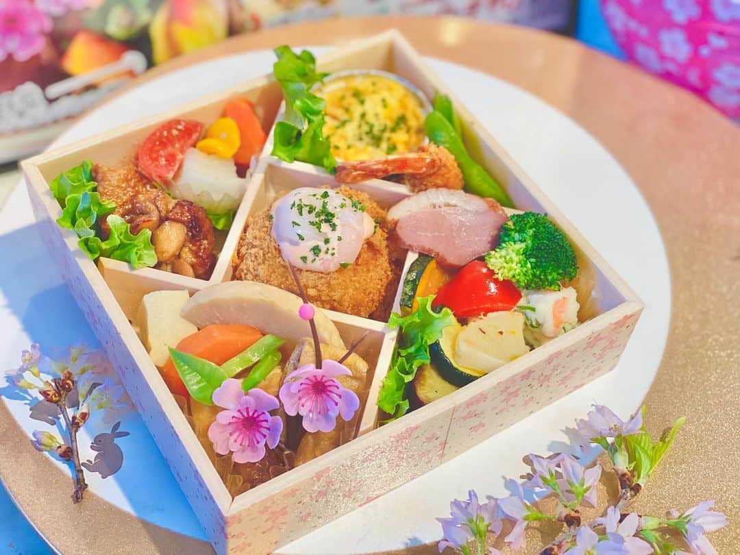 のインスタグラム：「もうすぐ春。 春と言えば… 歓送迎会、卒入学（園）、そしてお花見🌸 コロナ禍でも、四季や行事を大切にしたいものです。  今日は、クックチャムのメディア向け試食会に。 保存料を一切使わず、 手間暇をかけた家庭の味をお惣菜として提供する クックチャムが3月中旬からリリースするのが… 【お重〜ぶる】。 見た目に鮮やか、食べて美味しい、 コロナ禍でも安心して楽しめる一人ずつのお重。  クックチャムで人気のポテトサラダや春の炊き合わせ、 鶏の照り焼き、海老フライ、 海老のせクリームコロッケなど、 オードブルが詰まって1,300円（税別）。  ホームパーティーに、 歓送迎会の代わりに会社から、 オンライン飲み会のお供に、 いろんなシーンで楽しめそう！  3月中旬からの販売ですが、 3月3日のひなまつりには先行販売があります！ （要予約）  ご注文は、 お近くのクックチャムまたは0120-932-070へ🌸  @cookchum_plus_c  #クックチャム  #クックチャムプラスシー  #おかずや  #日本のお母さんの味  #お重ーぶる　 #お重  #お弁当  #お惣菜  #オードブル  #テイクアウト  #春のイベント  #メディア向け試食会  #pr  #取材」