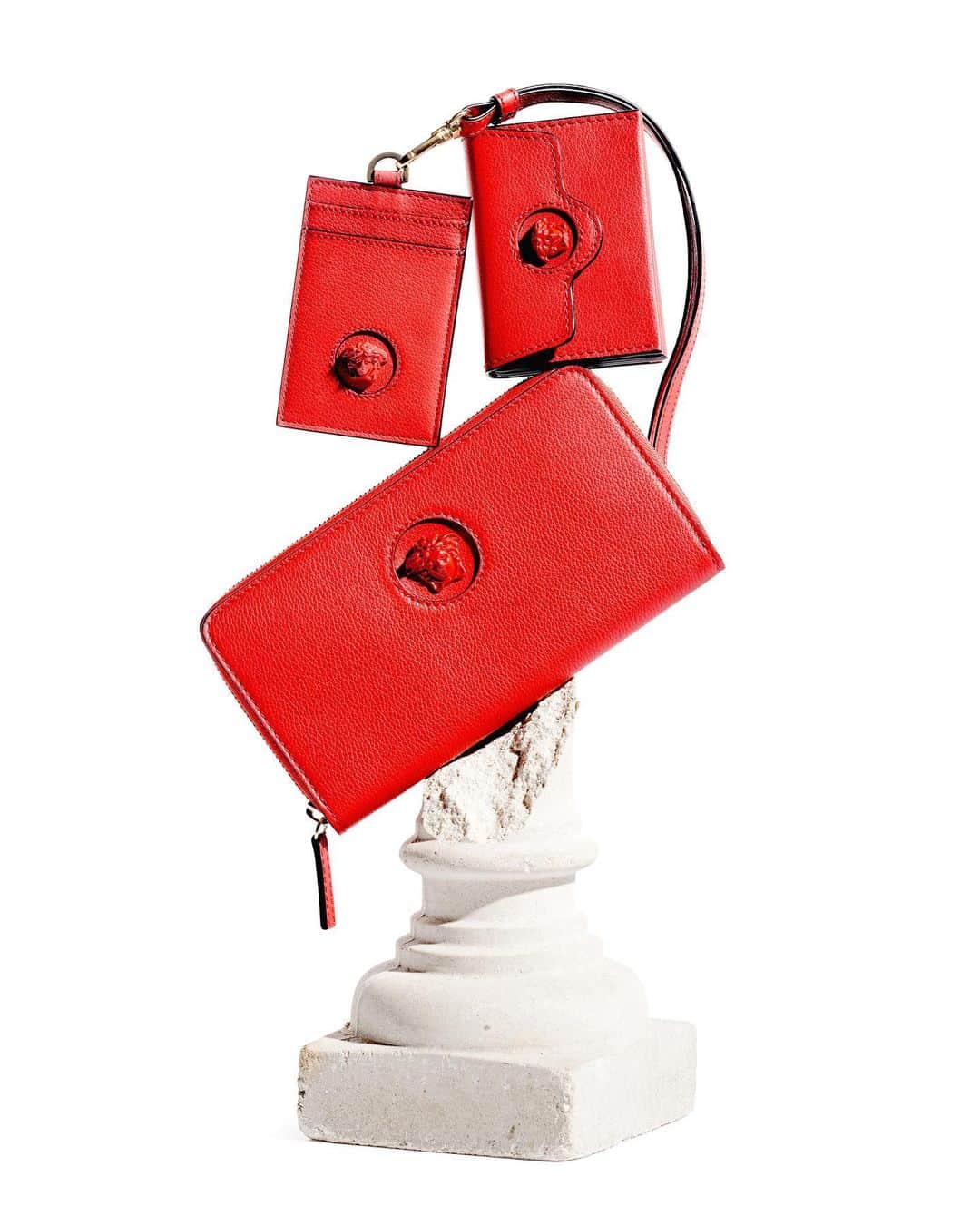 ジャンニヴェルサーチのインスタグラム：「Paint the town red - find #VersaceLaMedusa small leather goods at the link in bio.」