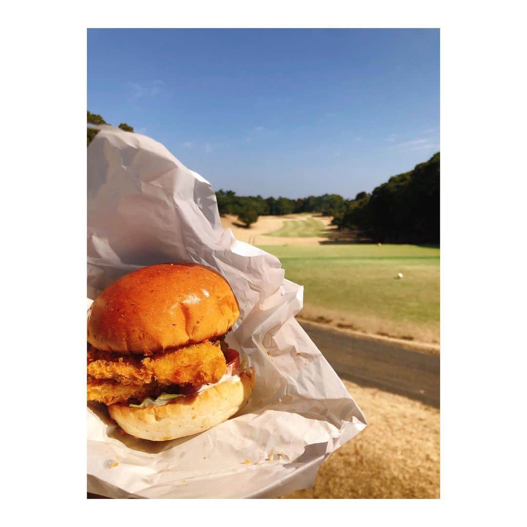 森田真以のインスタグラム：「⛳️ GW並の気温だった日にゴルフへ💕 . お天気には恵まれたけど 松の木がわしゃわしゃ生えてて🌳 ほんとーに花粉すごくて 目痒いし鼻水止まらないし コンタクトごろごろするし 多分500回はクシャミしたな🤧 . 次からは箱ティッシュ持って行こうと思う🧻😱 もちろんゴルフは楽しかった❤️ . 毎年病院で薬もらってるけど 花粉症に1番効く薬って何だろう？🥲 点鼻薬、点眼、飲み薬、 鼻の粘膜焼く手術とか色々試してきたけど 花粉症ってどうにかならないの〜🤧 . . . #ゴルフ #ゴルフ女子 #ゴルフウェア #ゴルフコーデ #ゴルフ好きな人と繋がりたい #ゴルフ初心者 #千葉 #アジフライ #ハンバーガー #春 #パーリーゲイツ #キャロウェイ #⛳️ #golf #golfstagram #golfwear #dayoff #pearlygates #newbalance #calloway #weekend #model #chiba #spring #humburger」