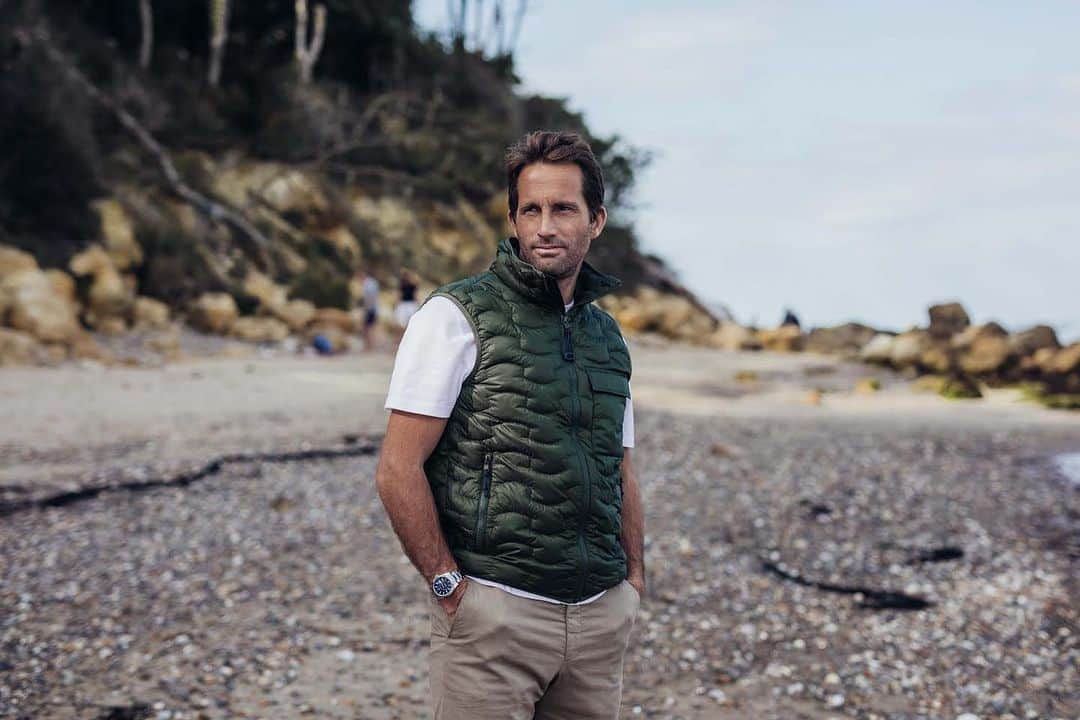 ヘンリロイドのインスタグラム：「Spring is near ⛵️  As the days get longer and mornings become brighter, the return of colour and beauty lifts the spirits. Our range of lighter layers are perfect for transitioning to the new season, allowing you to embrace life and enjoy your time in nature.  Explore our great quality products at permanent lower direct prices and save on average 40% OFF  Traditional Retail prices. #henrilloyd #vest #airedale #spring」