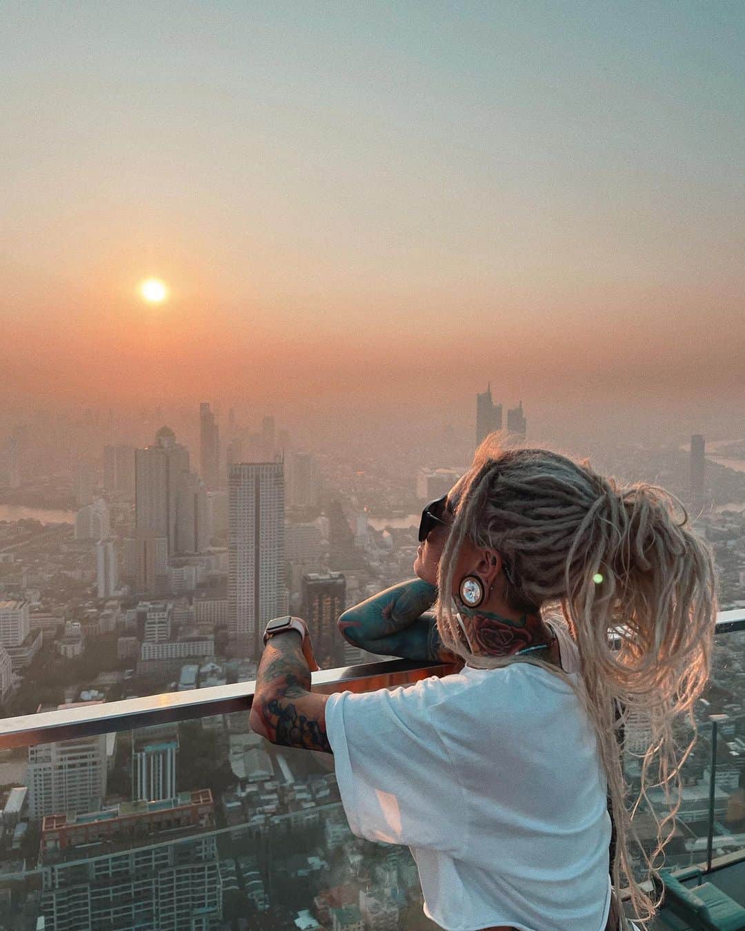 Bantik Boyのインスタグラム：「Beautiful sunset in Bangkok 💛 #bantikboy #bangkok」