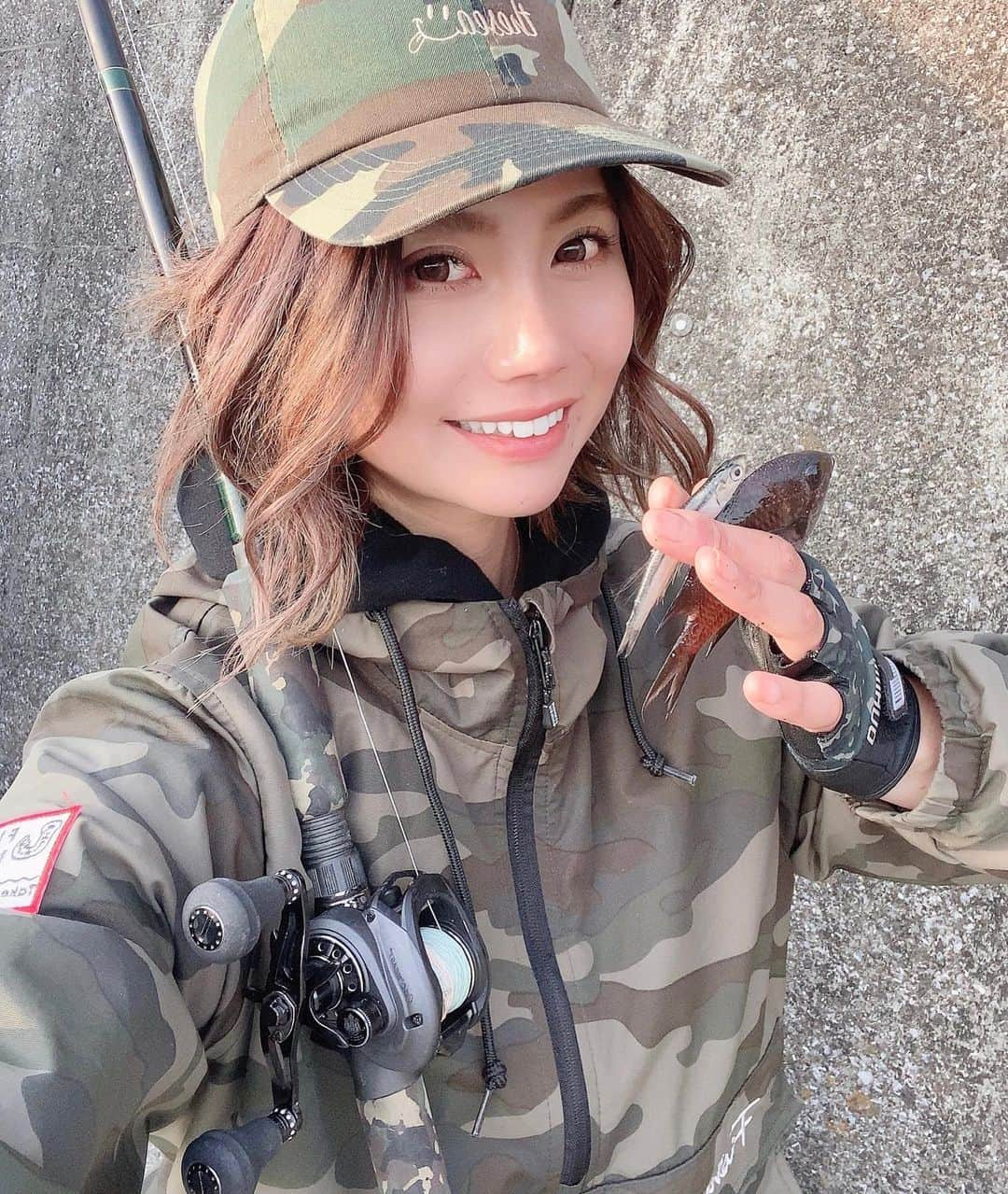 KANAのインスタグラム：「まぢで#コブダイ釣れん。。 風も爆風やし。。 海見よったら下には小魚の群れがたくさんいるのに。。。 だから辛すぎて、途中からサビキしてしまった笑笑笑笑 こんなに釣れんやったら、あたりがあるだけでなんか幸せやった。。笑 何やってんだ。笑笑  本当に釣れん。 #とにかくワタシはバスを、釣りたい #コブダイ釣りたい  昨日よりも自衛隊感強いけど、笑 ＃ミッション制覇ならず #入門編 #私の武器 #身を潜め #海にいるだけで幸せ #海が好き #サビキ釣り #小魚 #大分 #大分釣り #釣りが好きな人と繋がりたい #フィッシング」